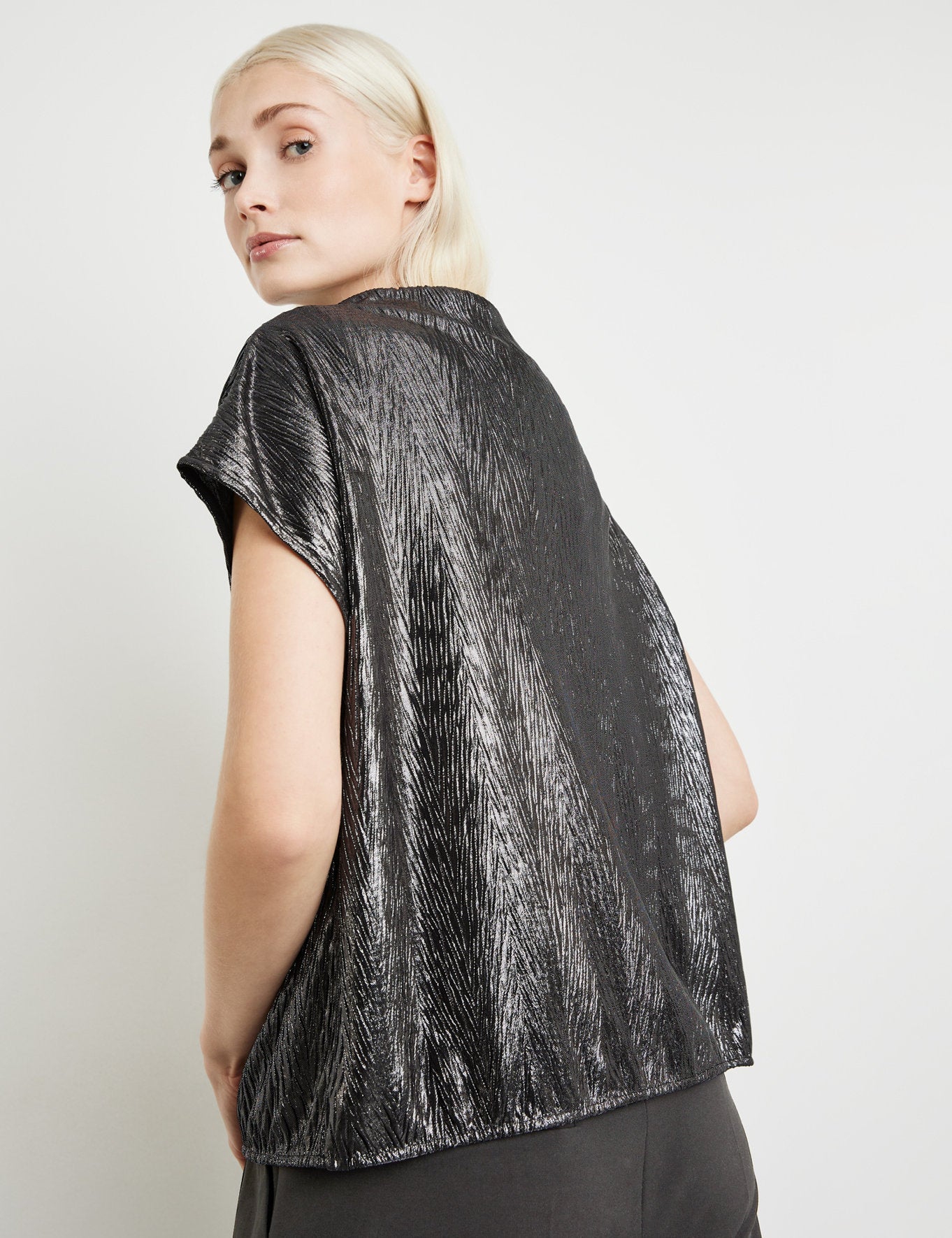 Glamorous Top Made Of Shiny Textured Fabric_471442-16414_2240_06