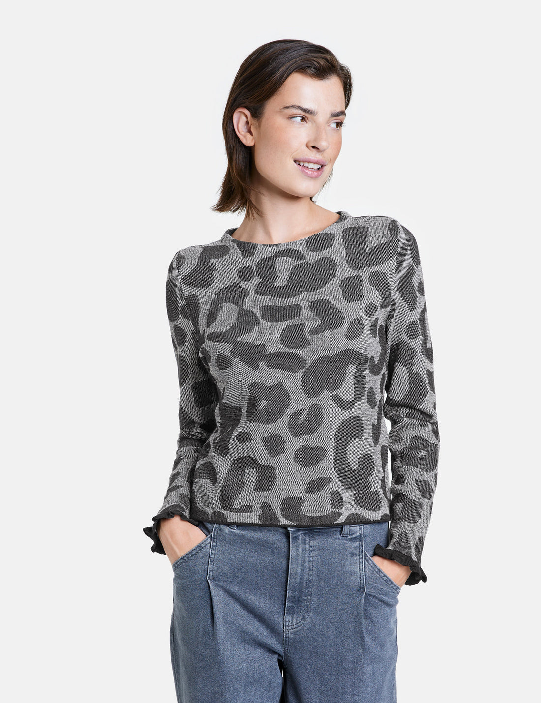 Jumper With A Leopard Pattern_472404-15305_2202_01