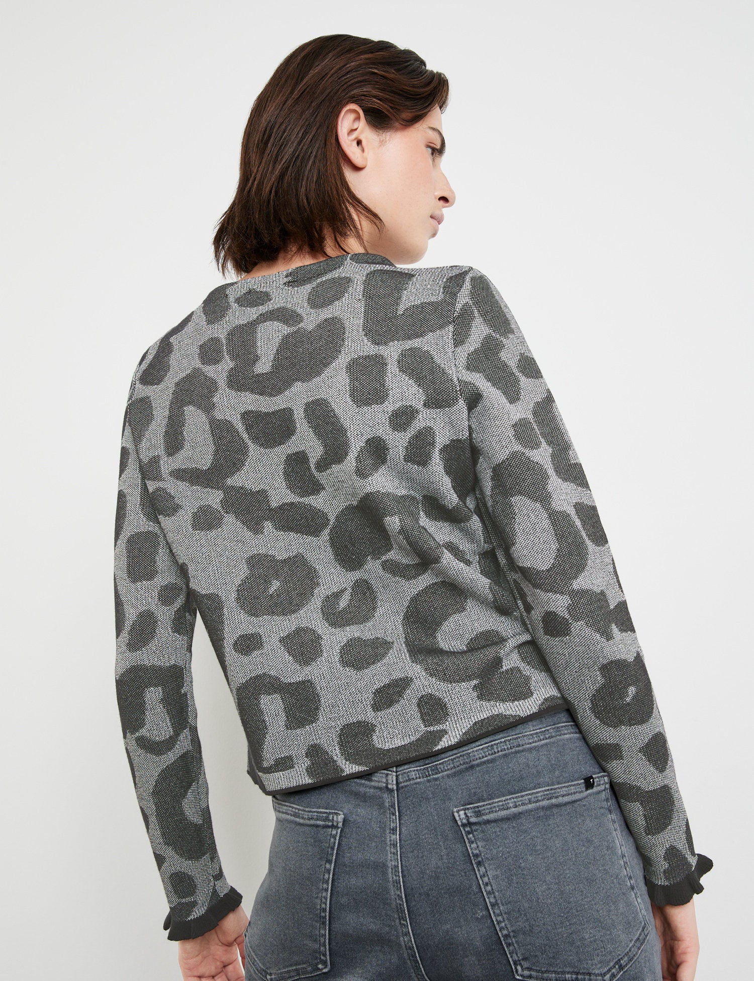 Jumper With A Leopard Pattern_472404-15305_2202_06