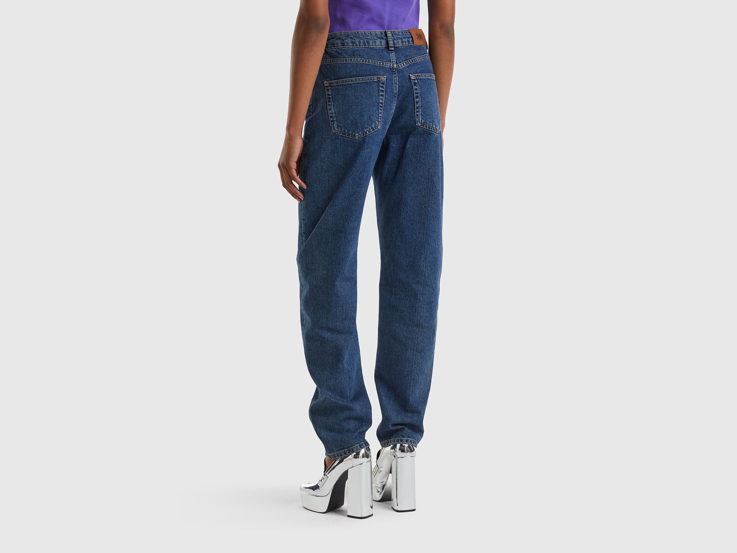 Five-Pocket Dad Fit Jeans_4YO7DE01B_901_02
