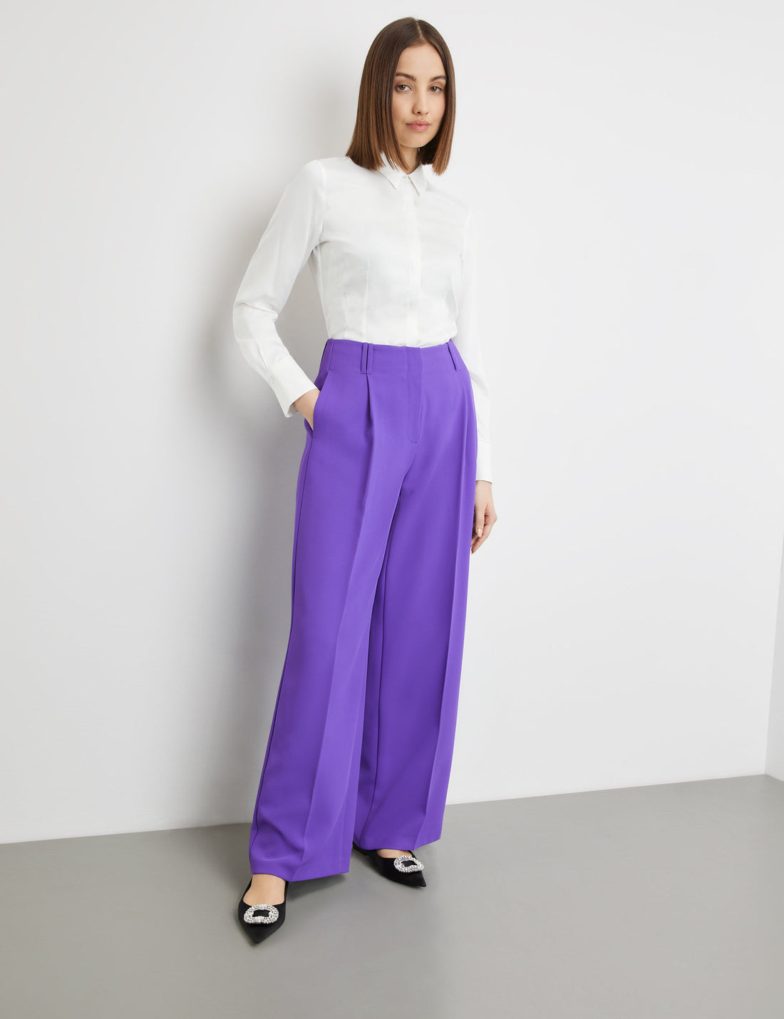 Elegant Wide-Leg Trousers Made Of Stretch Fabric_520303-11054_8810_01
