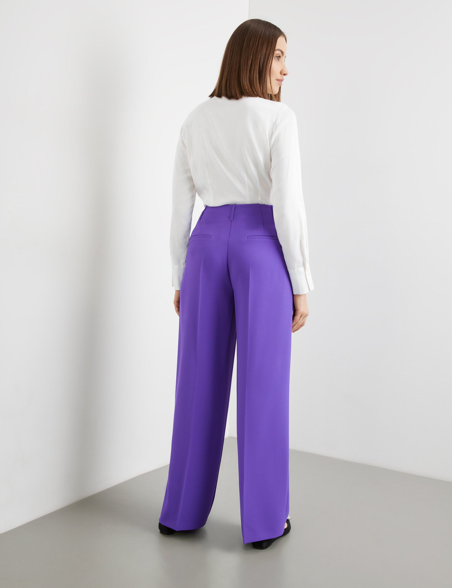 Elegant Wide-Leg Trousers Made Of Stretch Fabric_520303-11054_8810_06