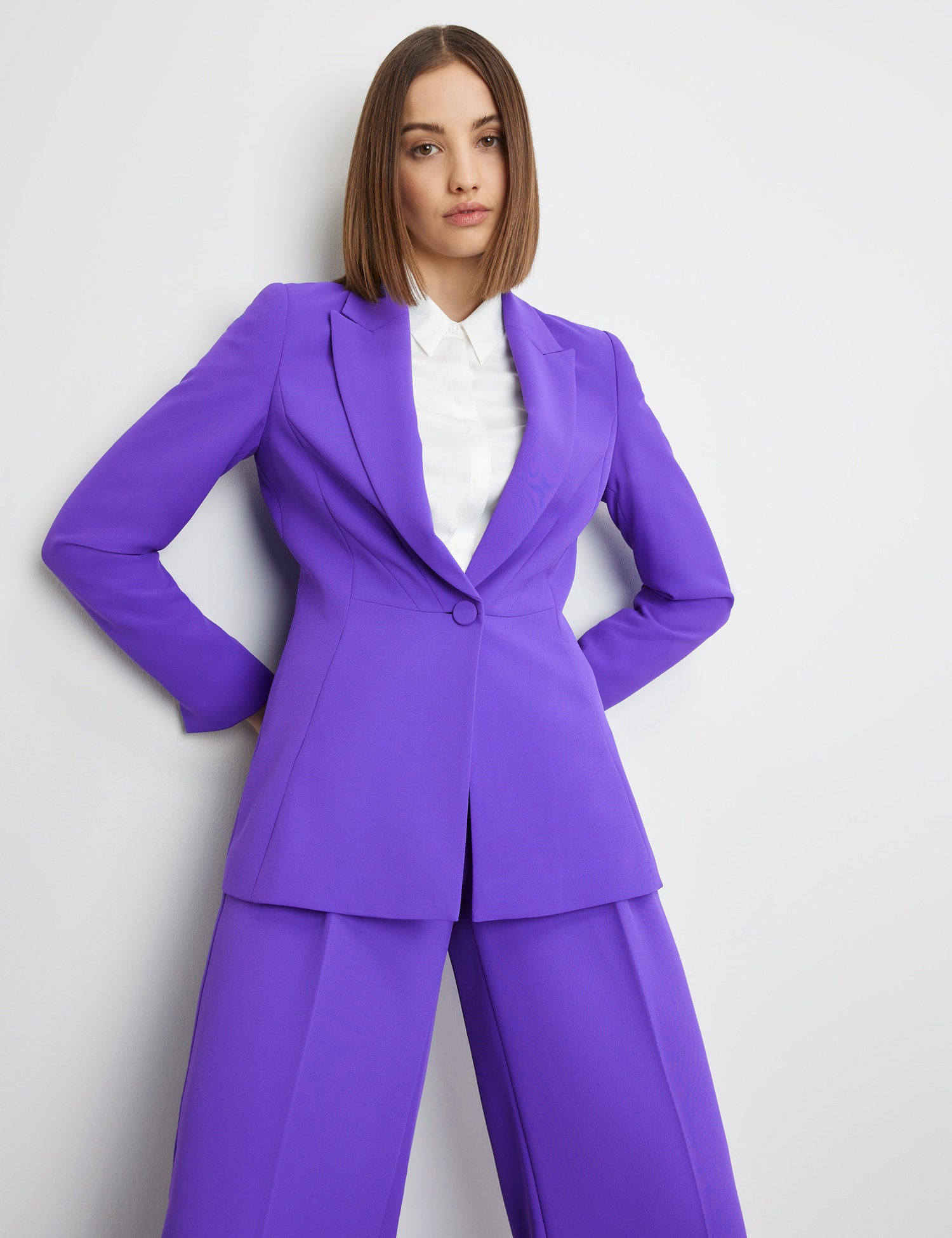 Fitted Blazer Made Of Fine Fabric_530302-11054_8810_05