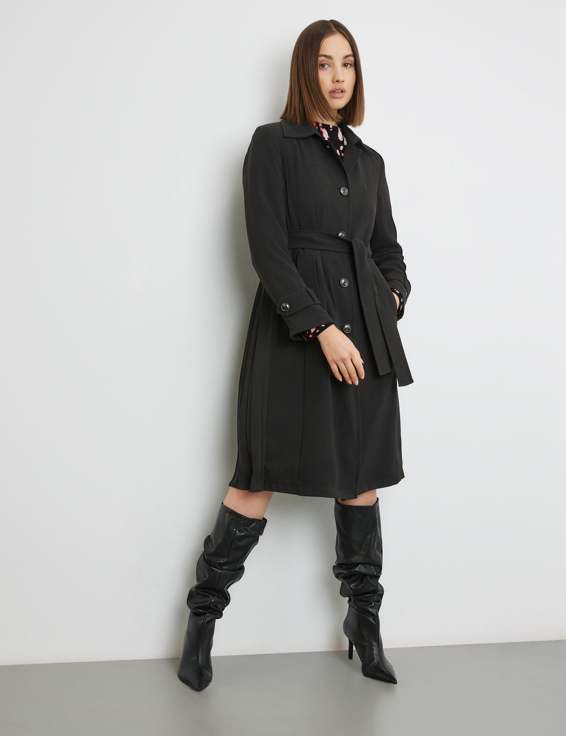 Trench Coat With A Pleated Back_550286-11509_1100_01