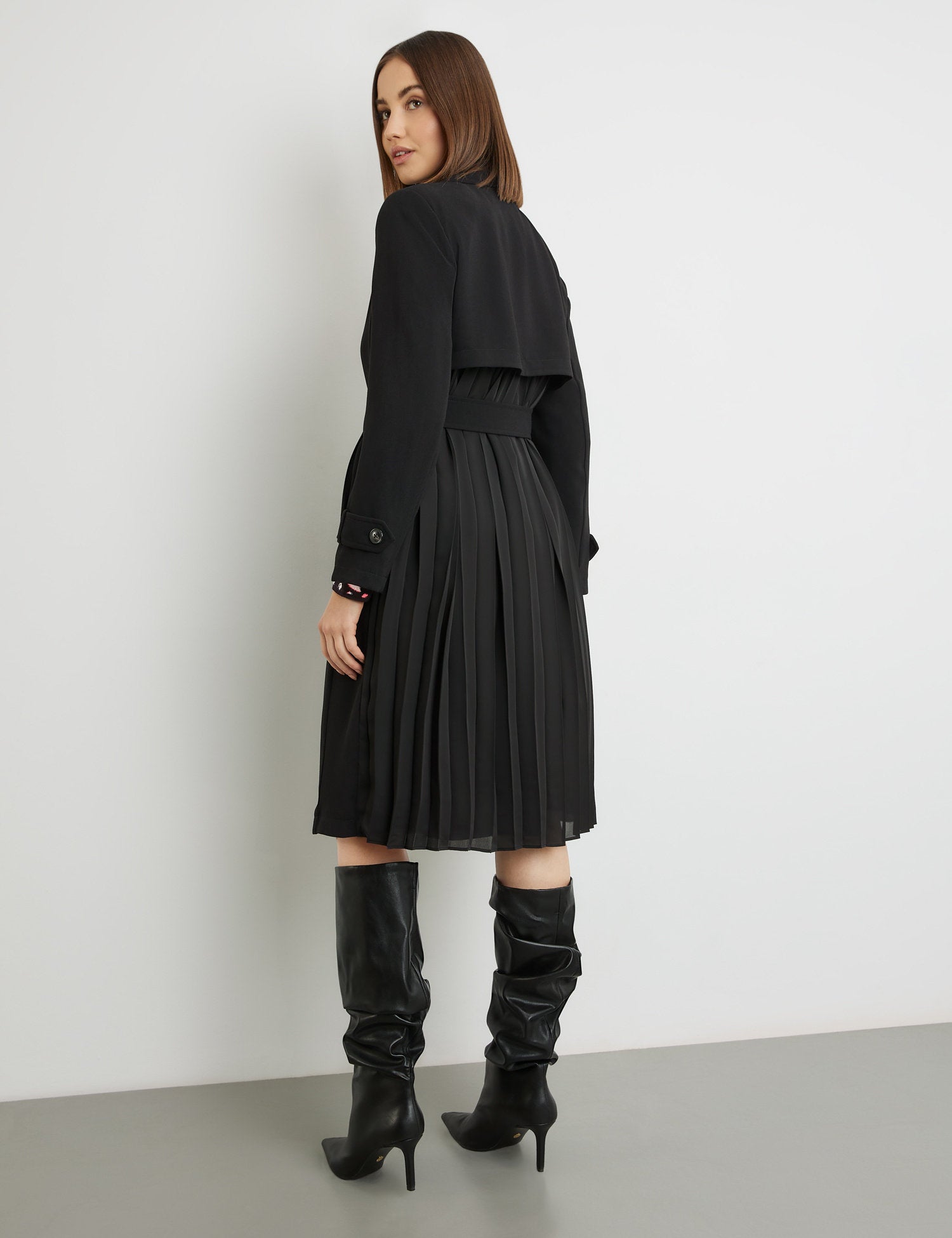 Trench Coat With A Pleated Back_550286-11509_1100_06