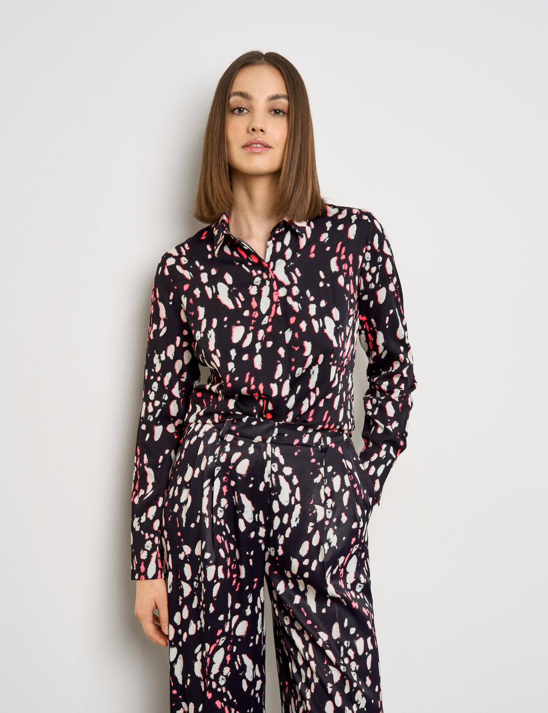 Fitted Shirt Blouse With An All-Over Print_560302-11033_1102_01