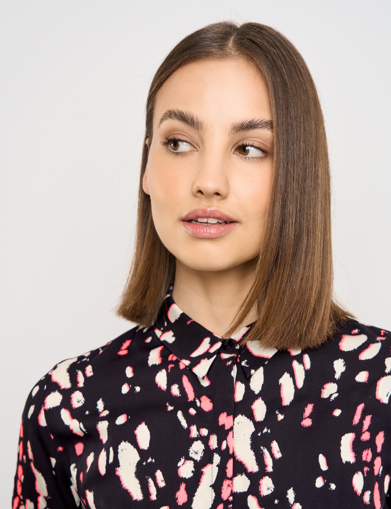 Fitted Shirt Blouse With An All-Over Print_560302-11033_1102_04