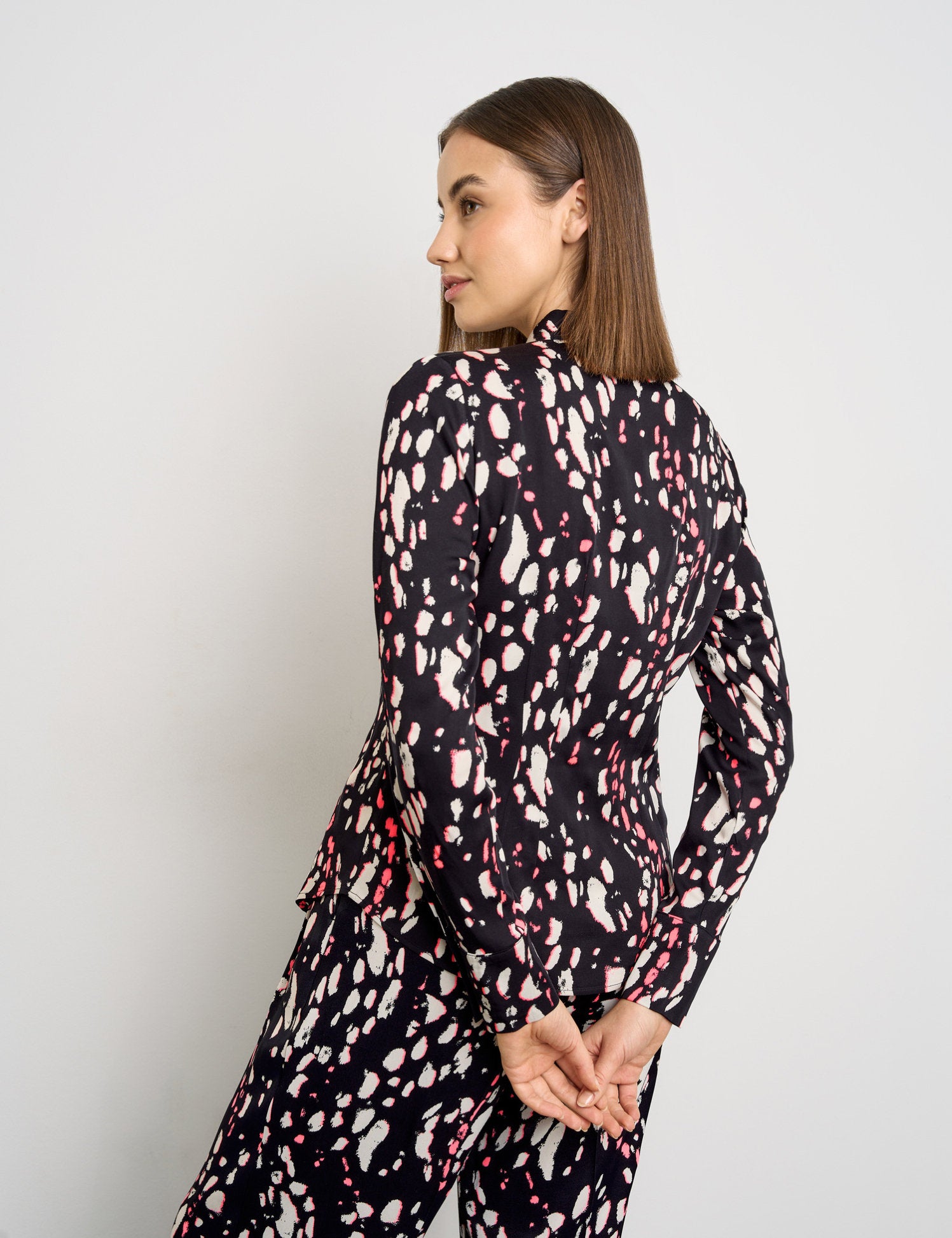 Fitted Shirt Blouse With An All-Over Print_560302-11033_1102_06