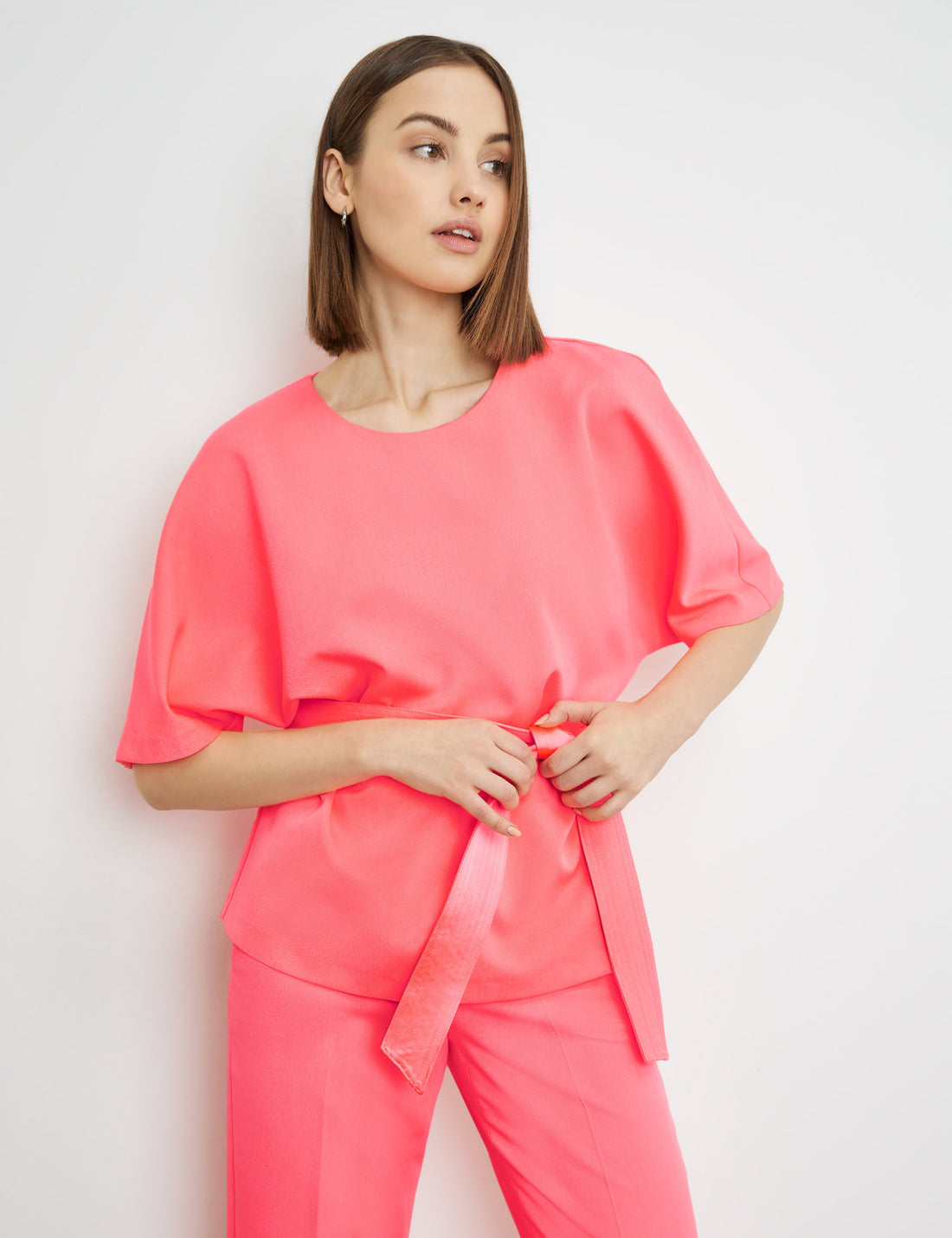Flowing Blouse With Batwing Sleeves And A Tie-Around Belt_560357-11051_3430_01