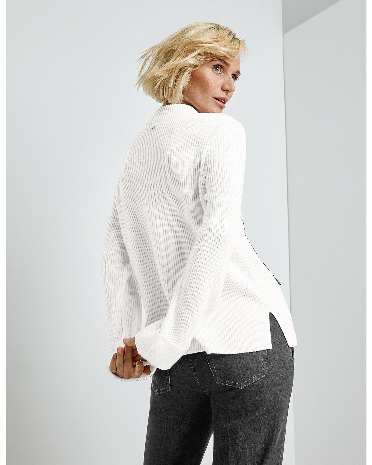 White Pullover 1/1 Sleeve