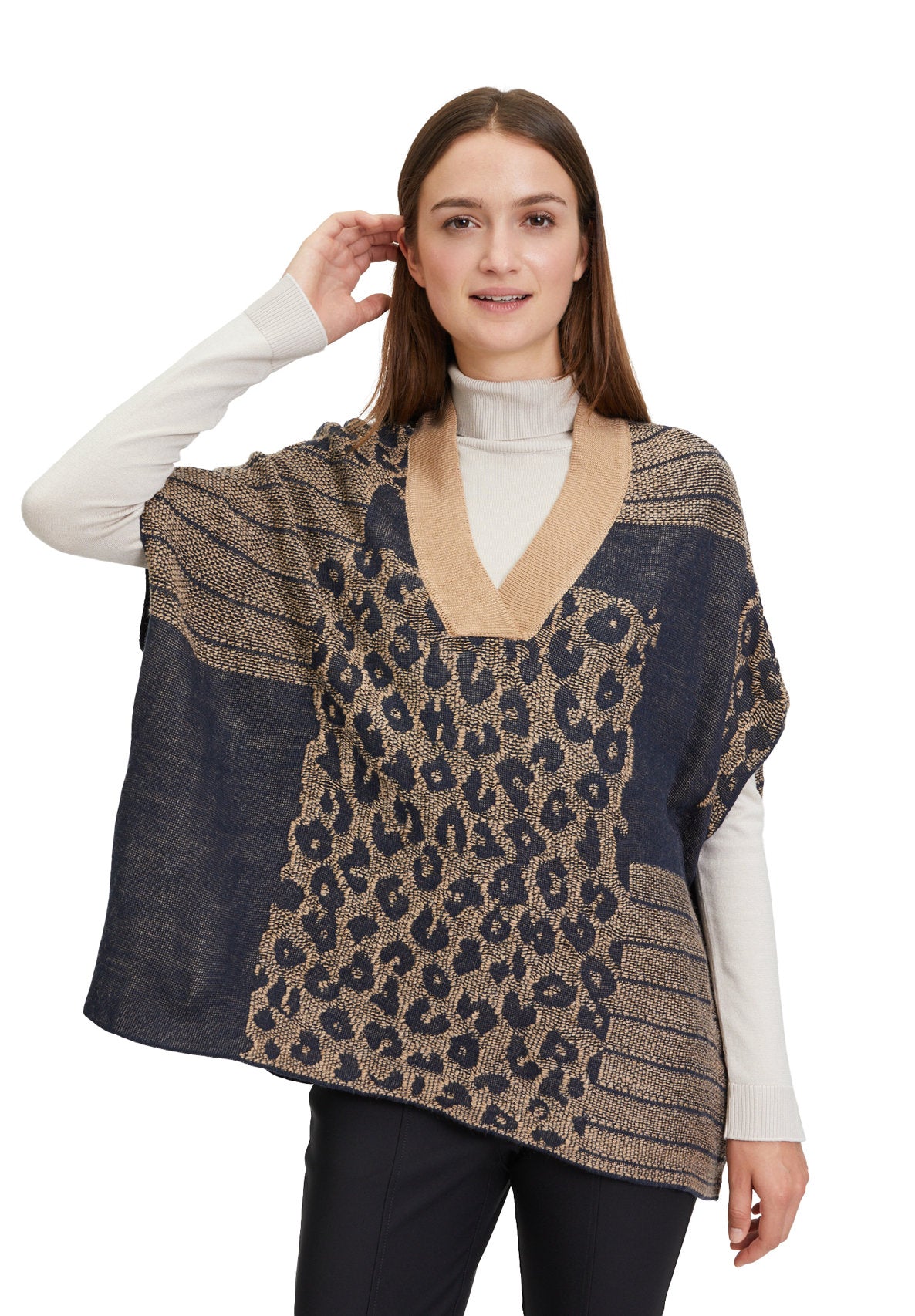 Printed Poncho With Deep V-Neck_5968-2222_7982_03