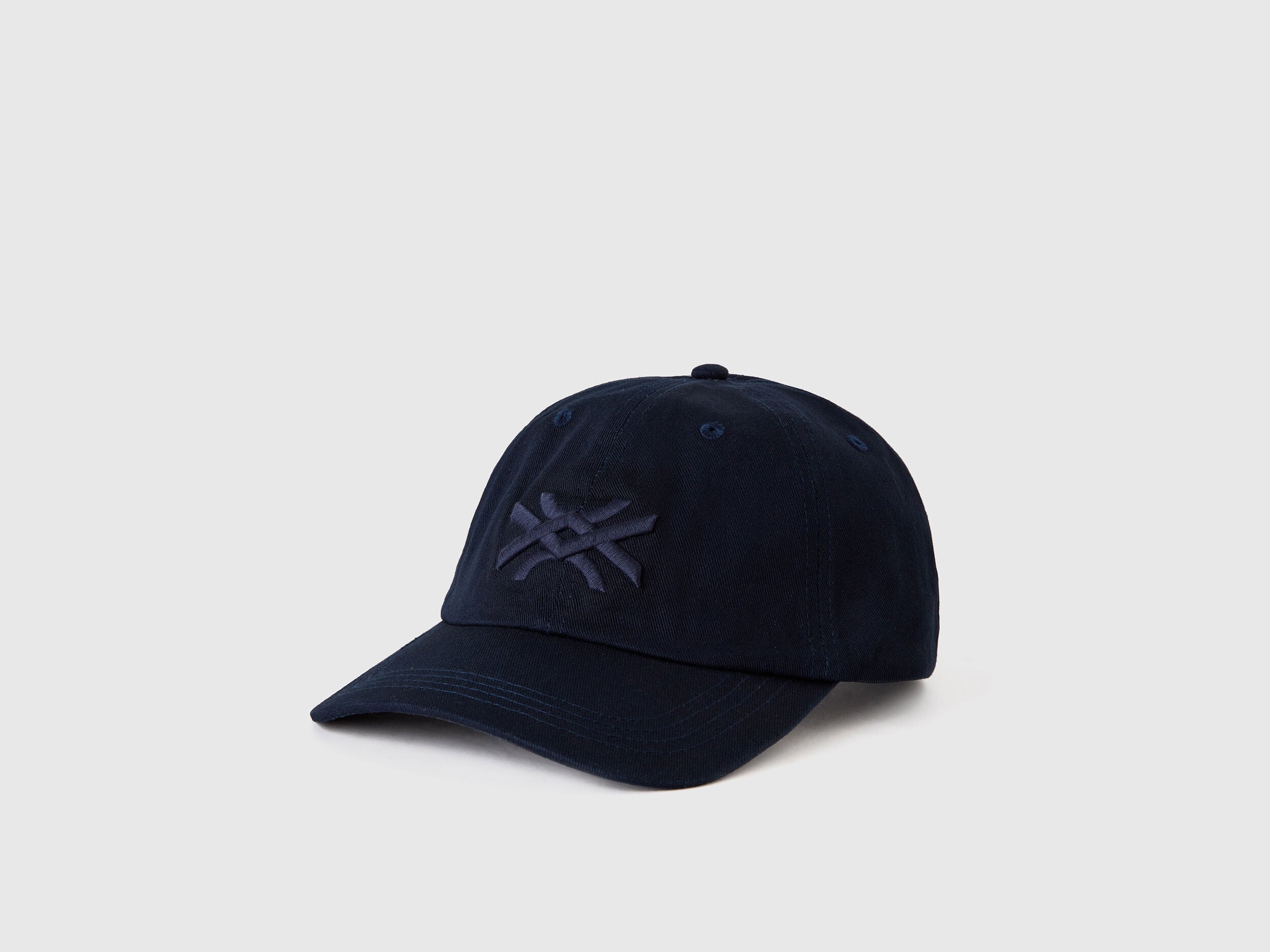 قبعة باللون الأزرق الداكن مع شعار مطرز