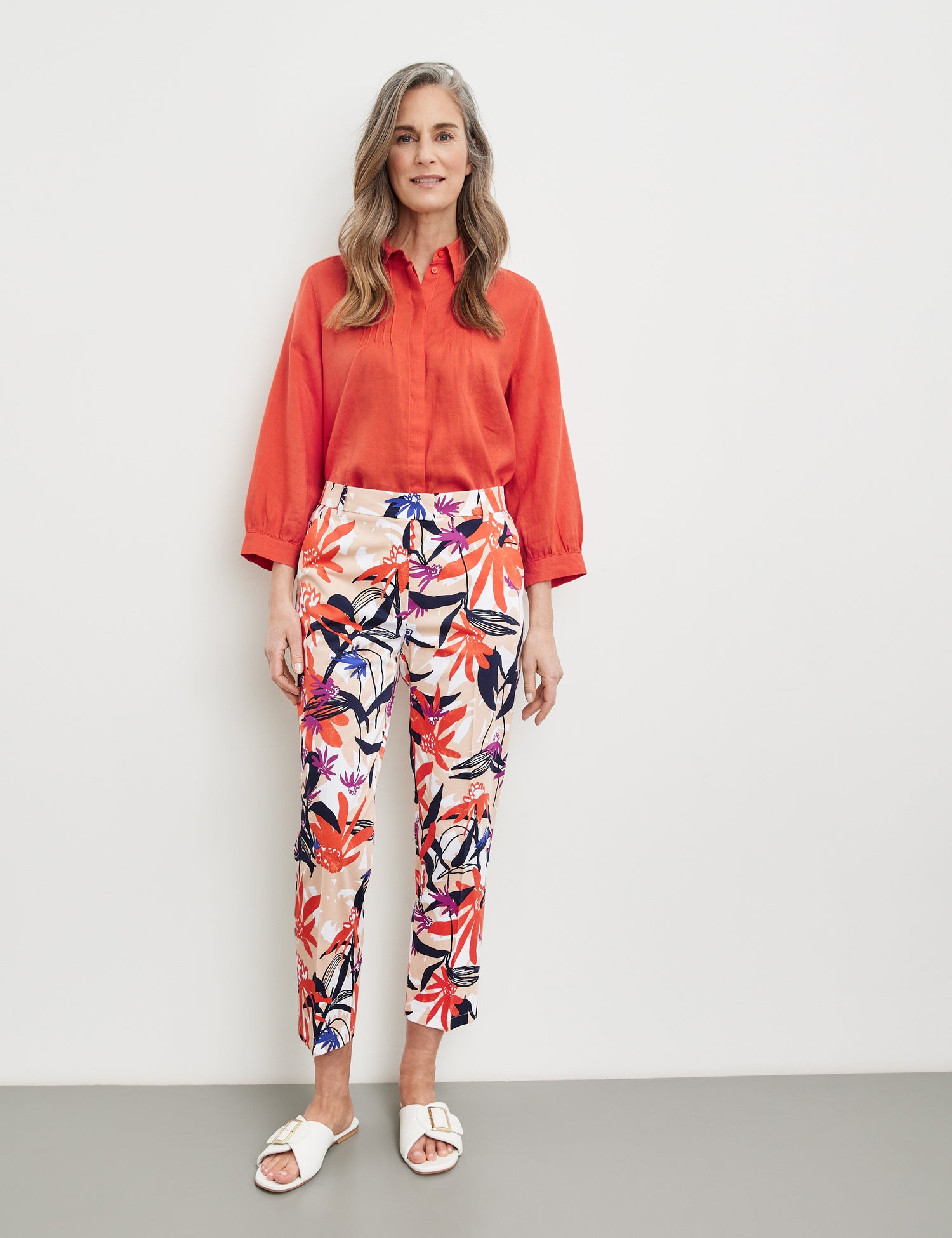 7/8-Length Trousers With A Floral Pattern