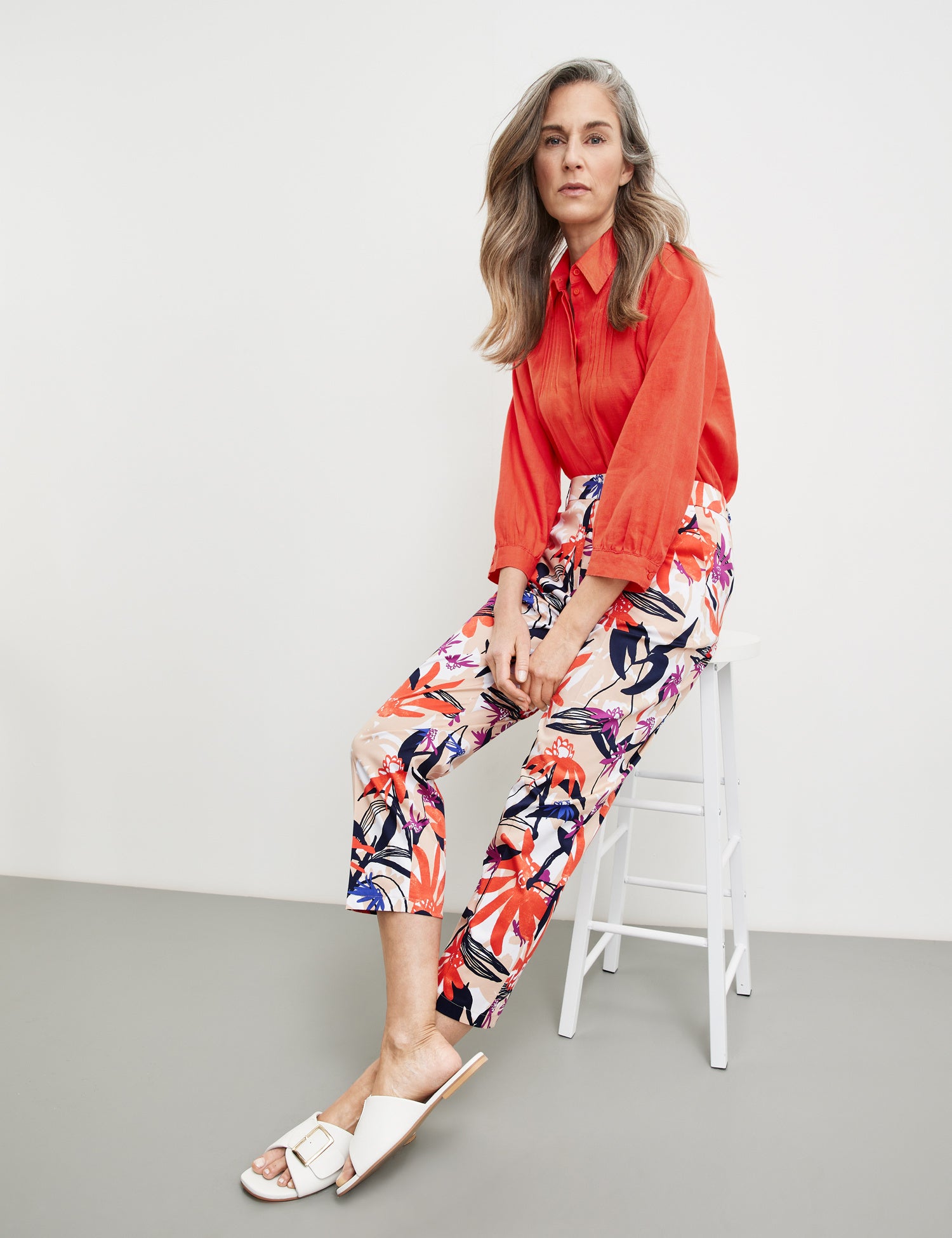 7/8-Length Trousers With A Floral Pattern