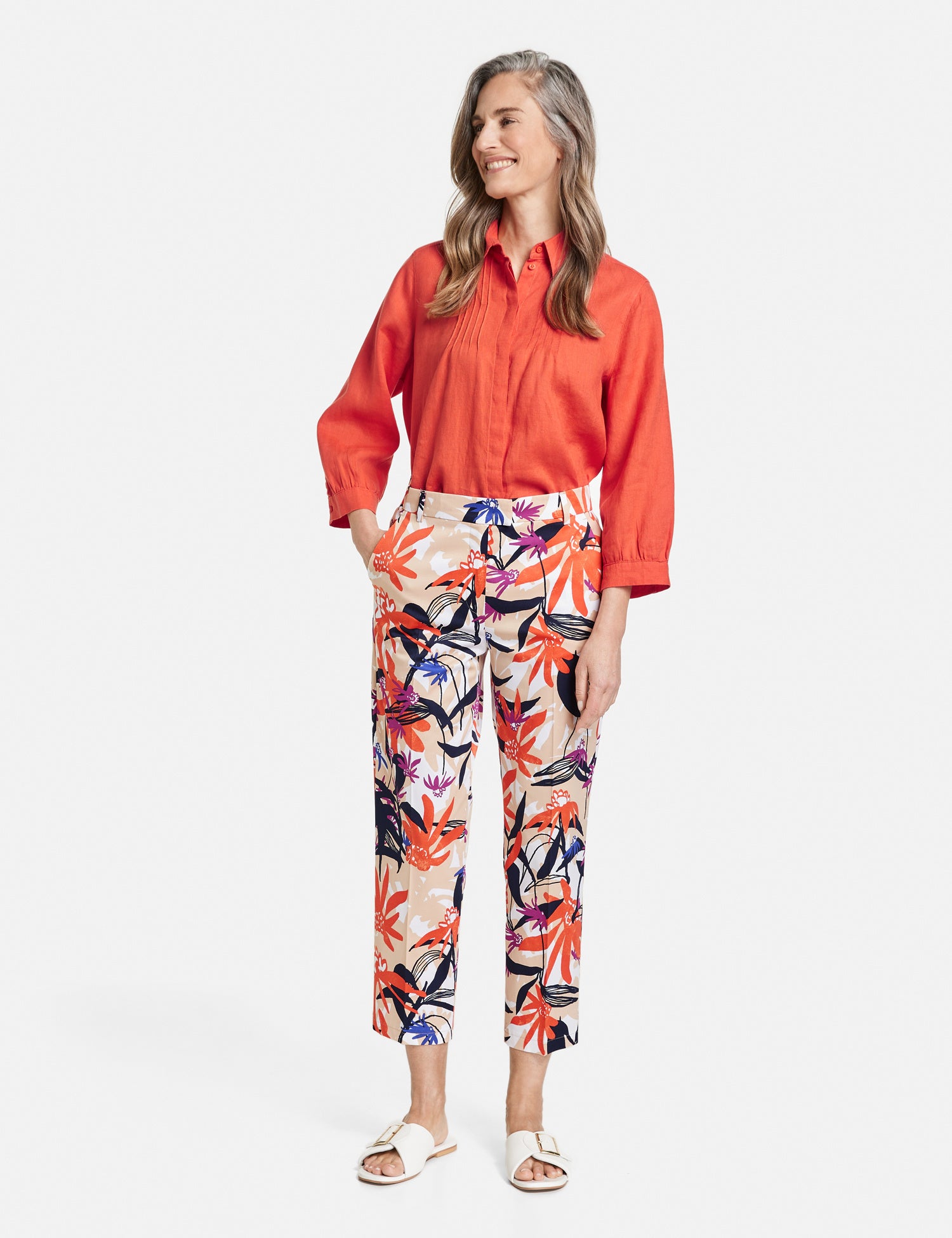 7/8-Length Trousers With A Floral Pattern