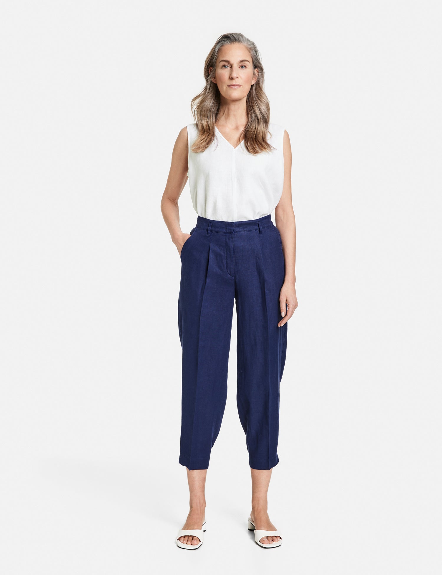 7/8-Length Trousers With A Waist Pleat