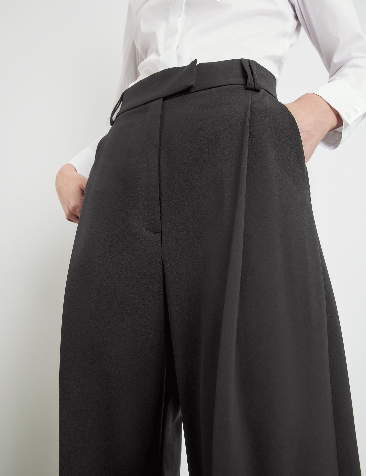 Elegant Trousers With A Wide Leg_920971-19800_1100_04