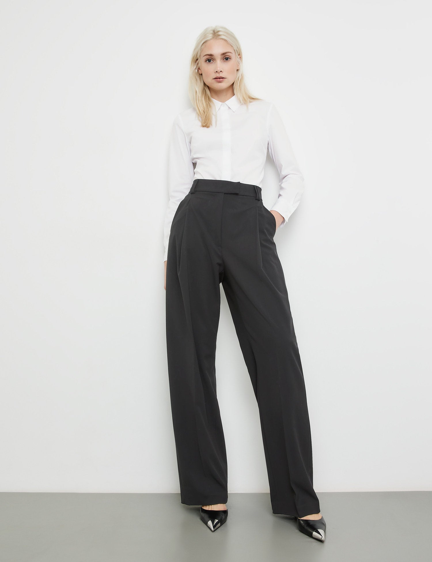 Elegant Trousers With A Wide Leg_920971-19800_1100_05