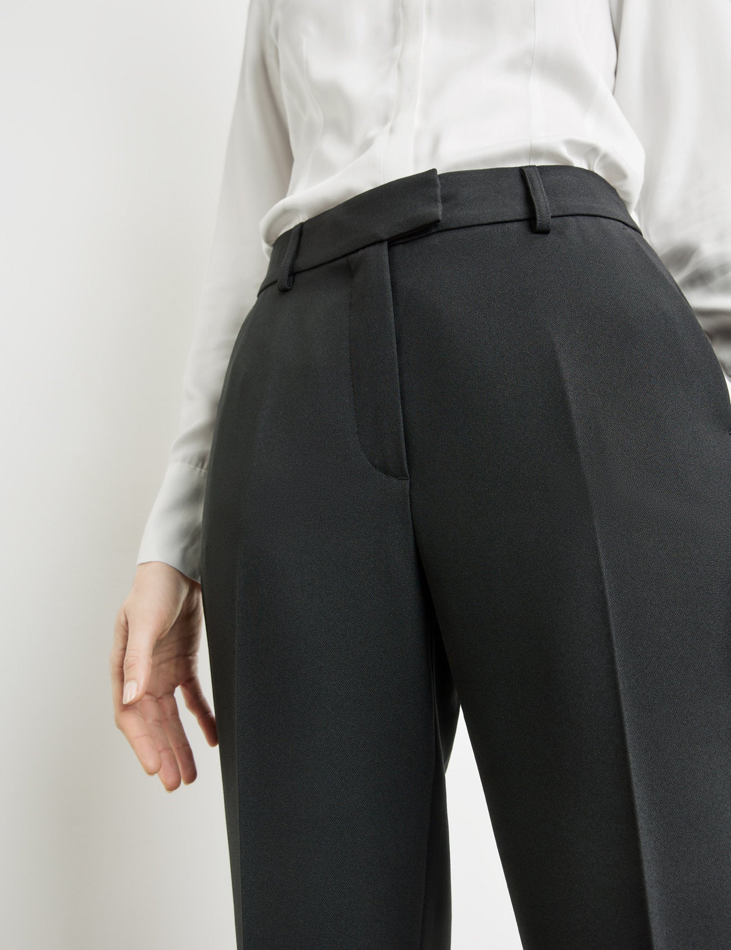 7/8-Length Pressed Pleat Trousers In A Slim Fit_920973-19899_1100_04