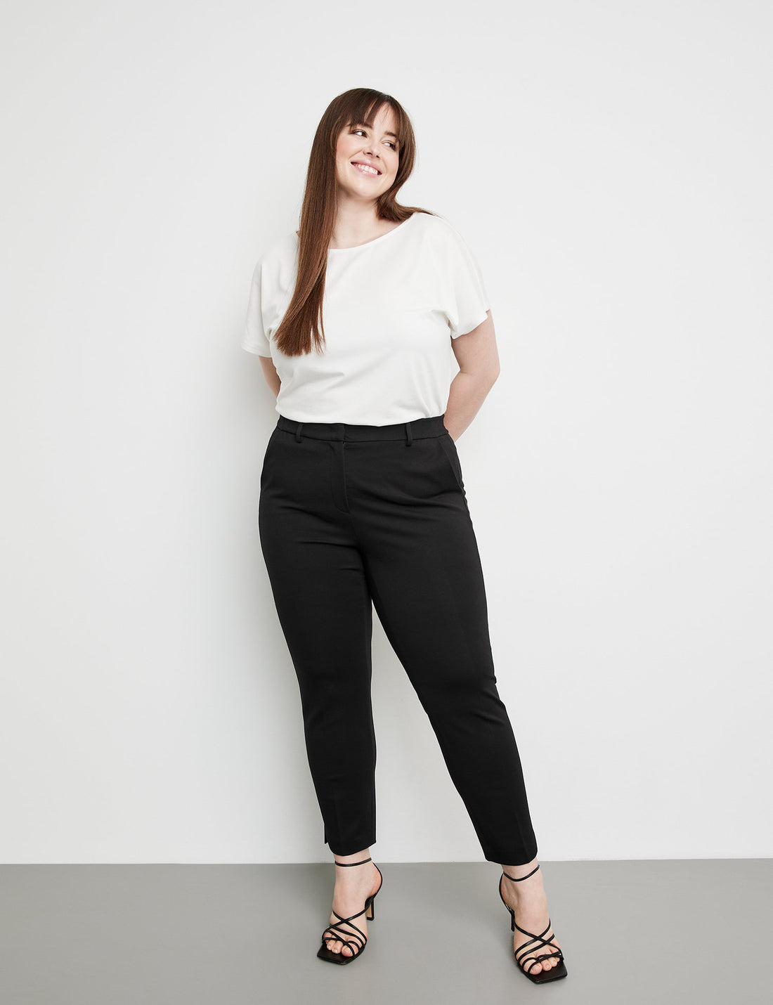 Greta Sophisticated 7/8-Length Trousers_920981-29038_1100_01