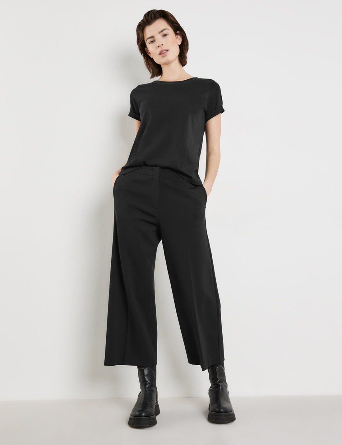 Culottes Made Of Fine Fabric_920982-19900_1100_01