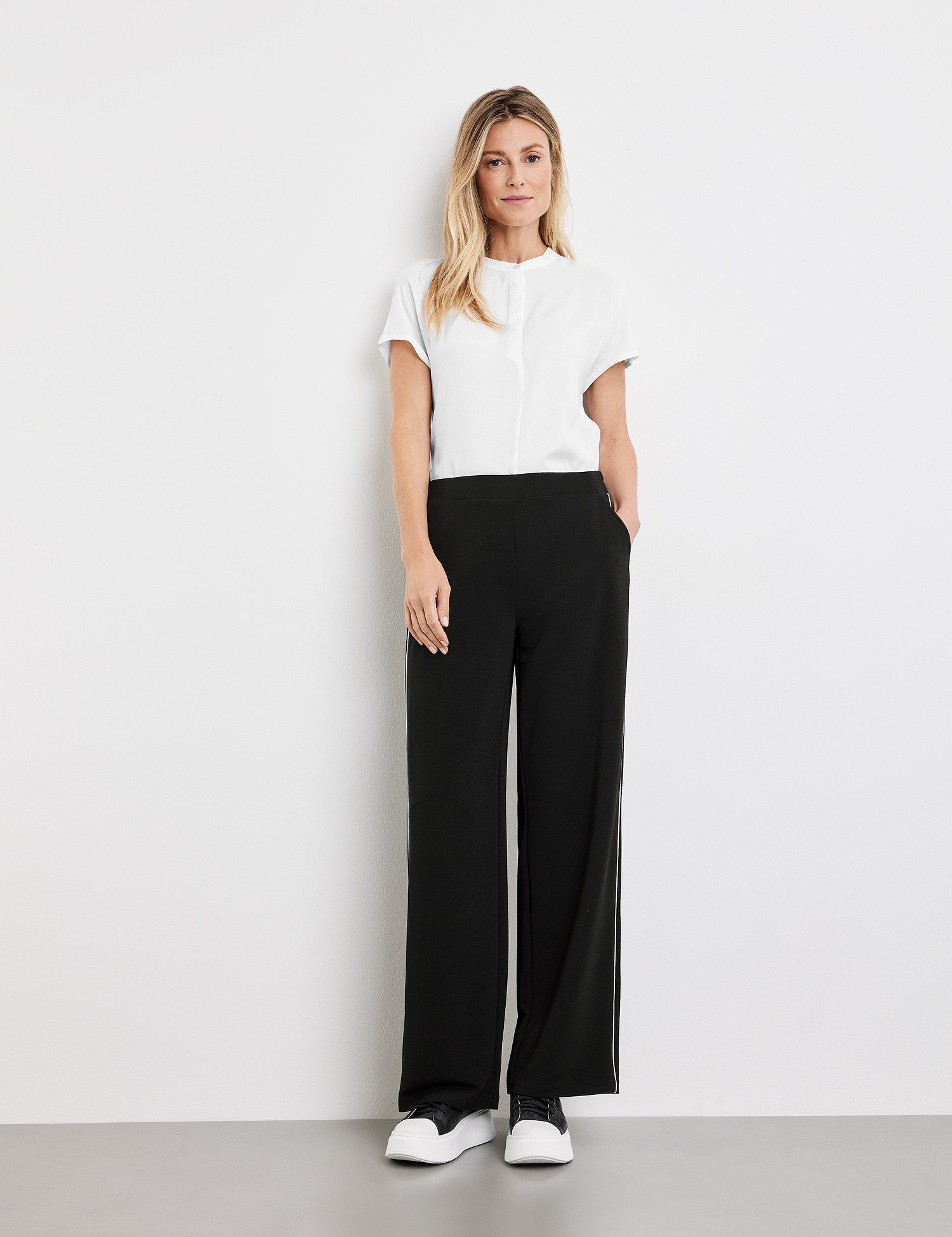 Slip-On Trousers With Side Piping_925009-35031_11000_01