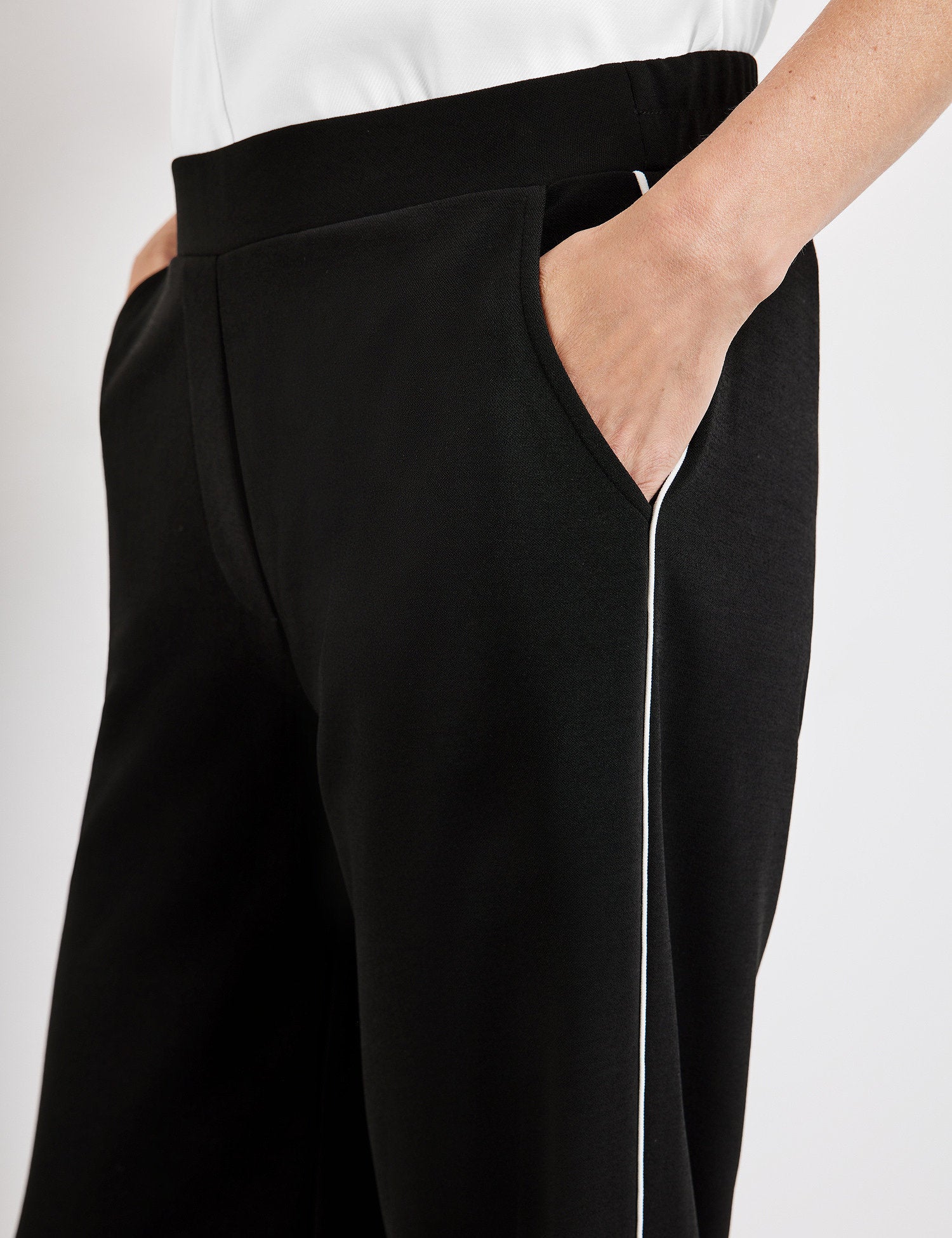 Slip-On Trousers With Side Piping_925009-35031_11000_04