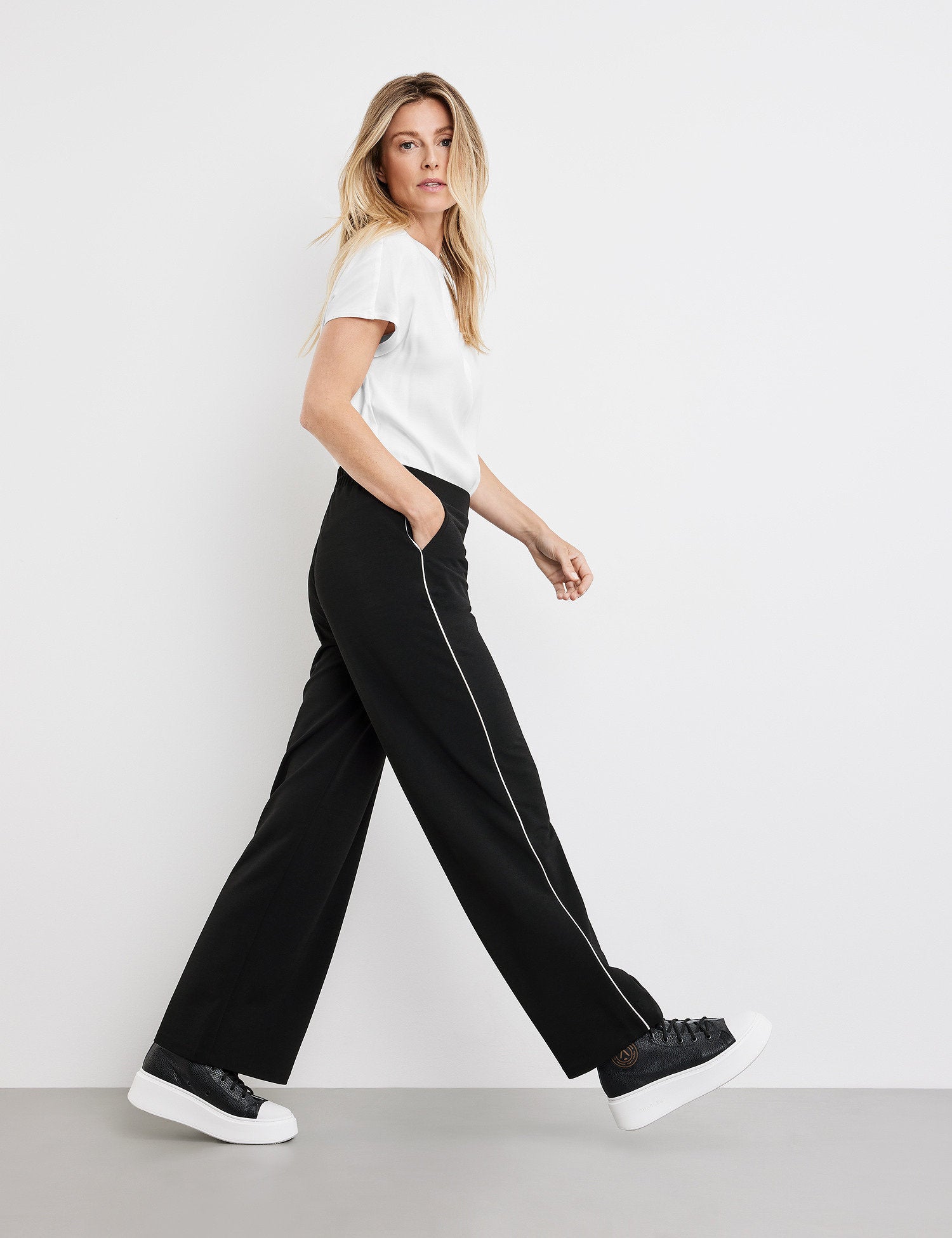 Slip-On Trousers With Side Piping_925009-35031_11000_05