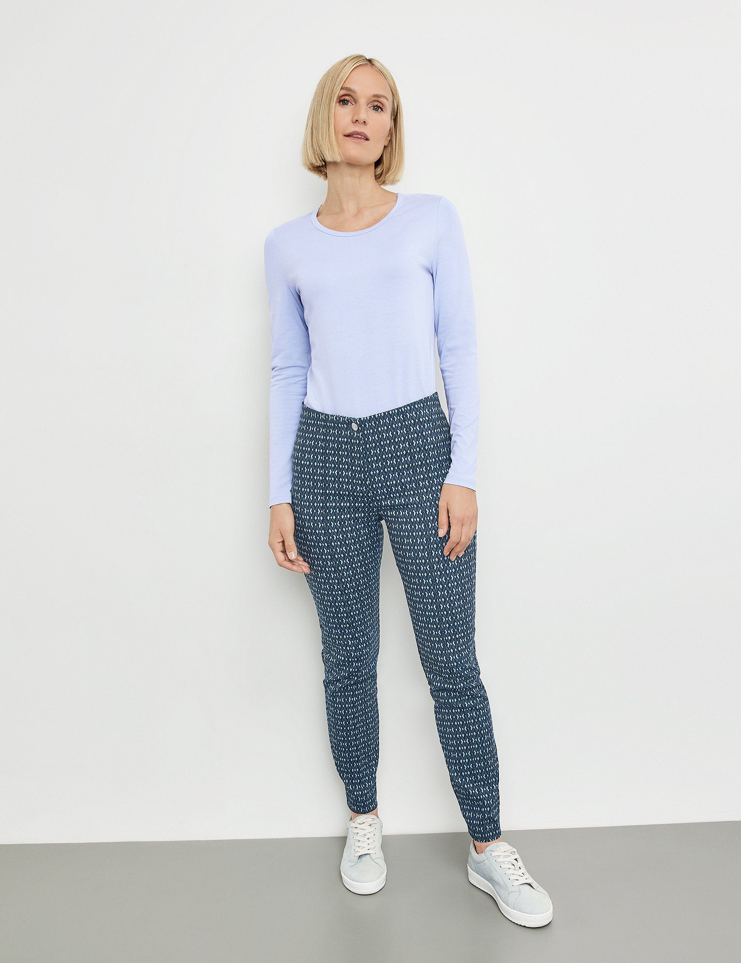 Patterned 7/8-Length Trousers In A Slim Fit_925029-66650_8080_01