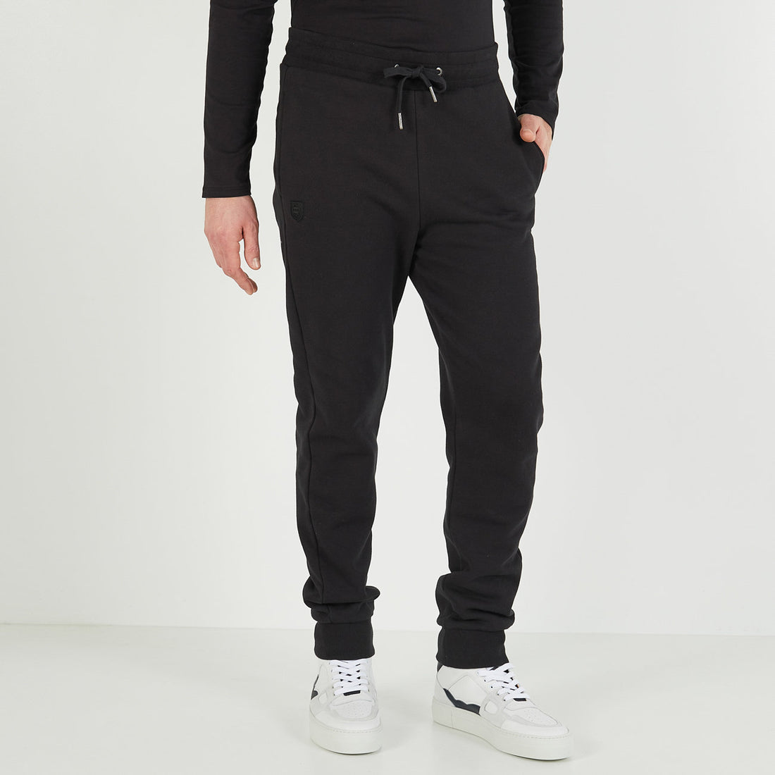 Plain Black Jogging Bottoms_H23MAIJO0008_NO_01