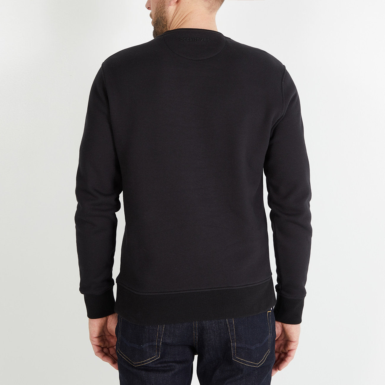 Black Round-Neck Sweatshirt_H23MAISW0042_NO_02