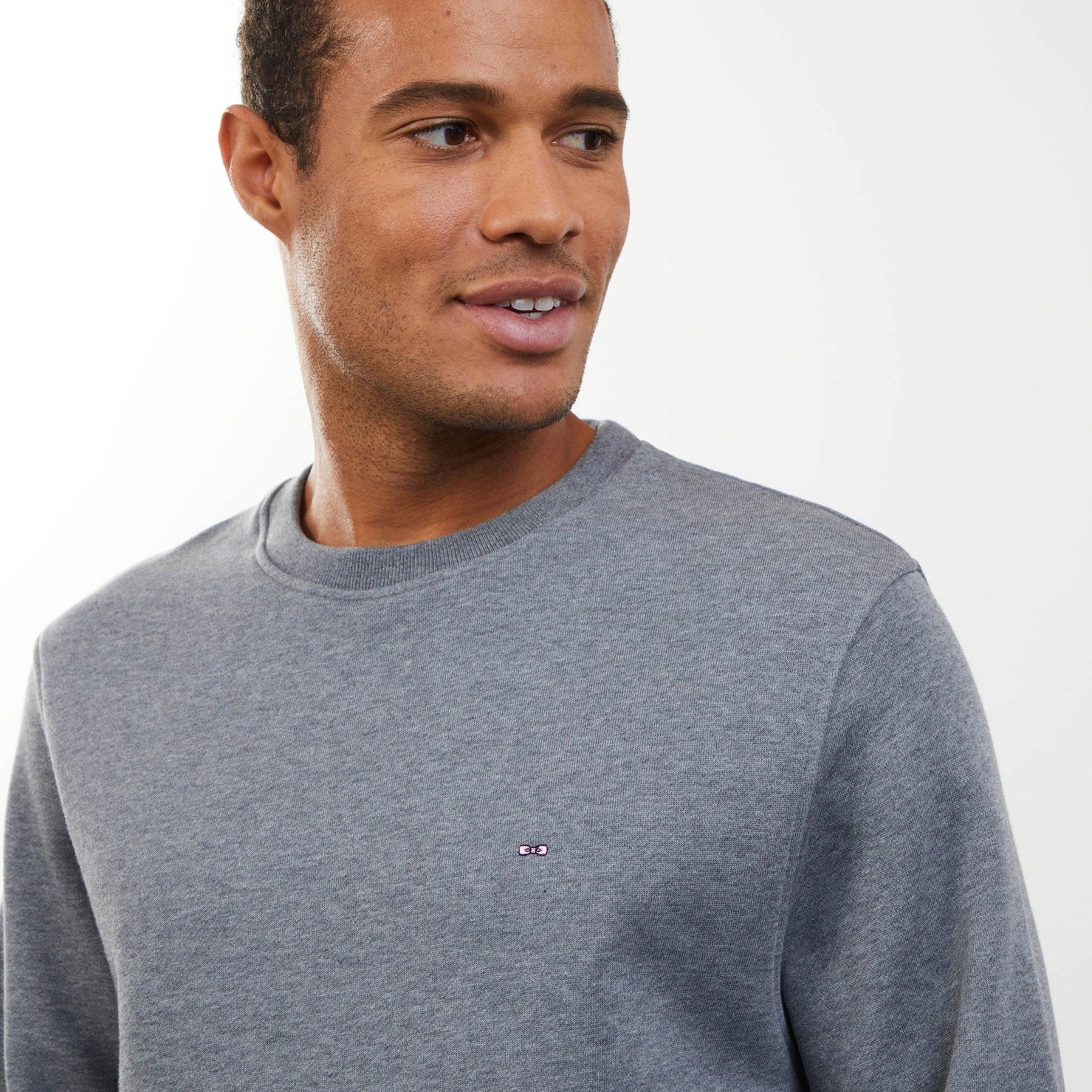 Plain Grey Round-Neck Sweatshirt_H23MAISW0069_GRM_06