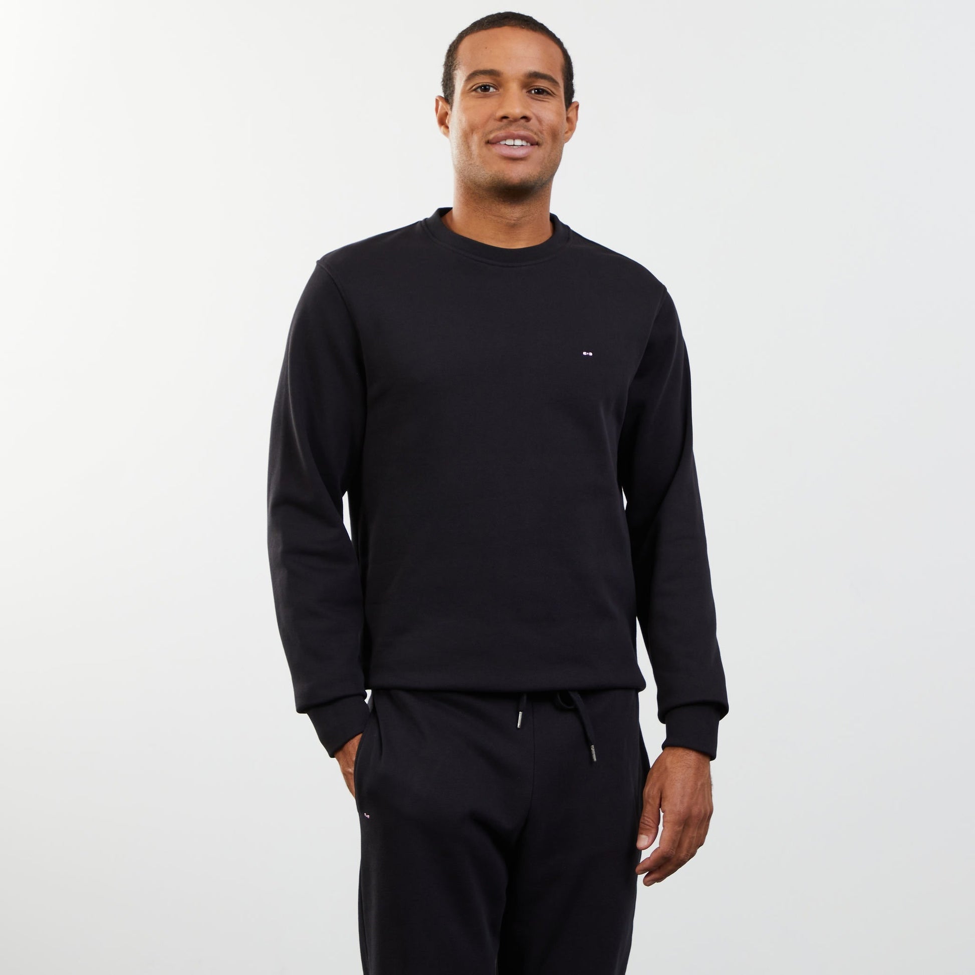 Plain Black Round-Neck Sweatshirt_H23MAISW0069_NO_01