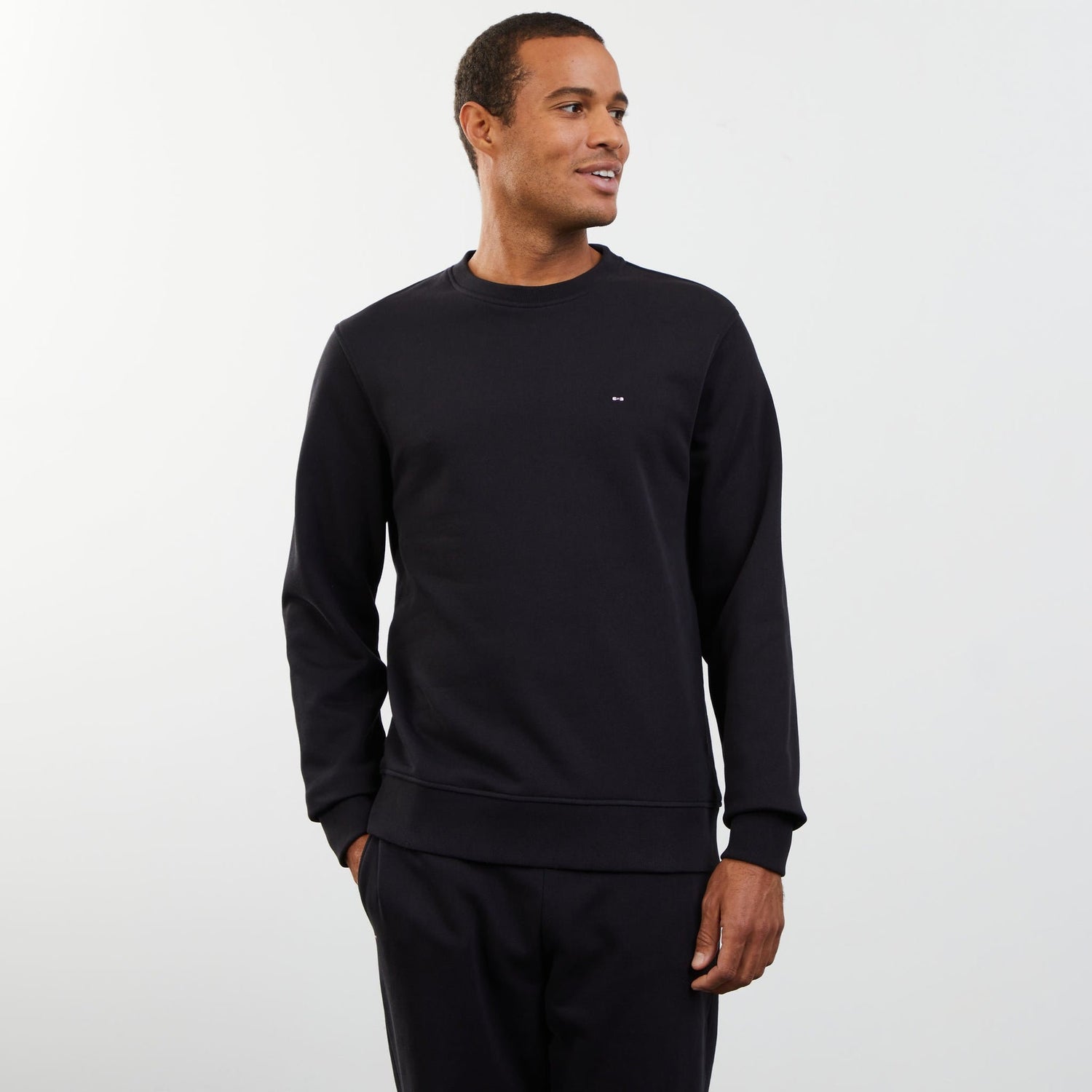 Plain Black Round-Neck Sweatshirt_H23MAISW0069_NO_03