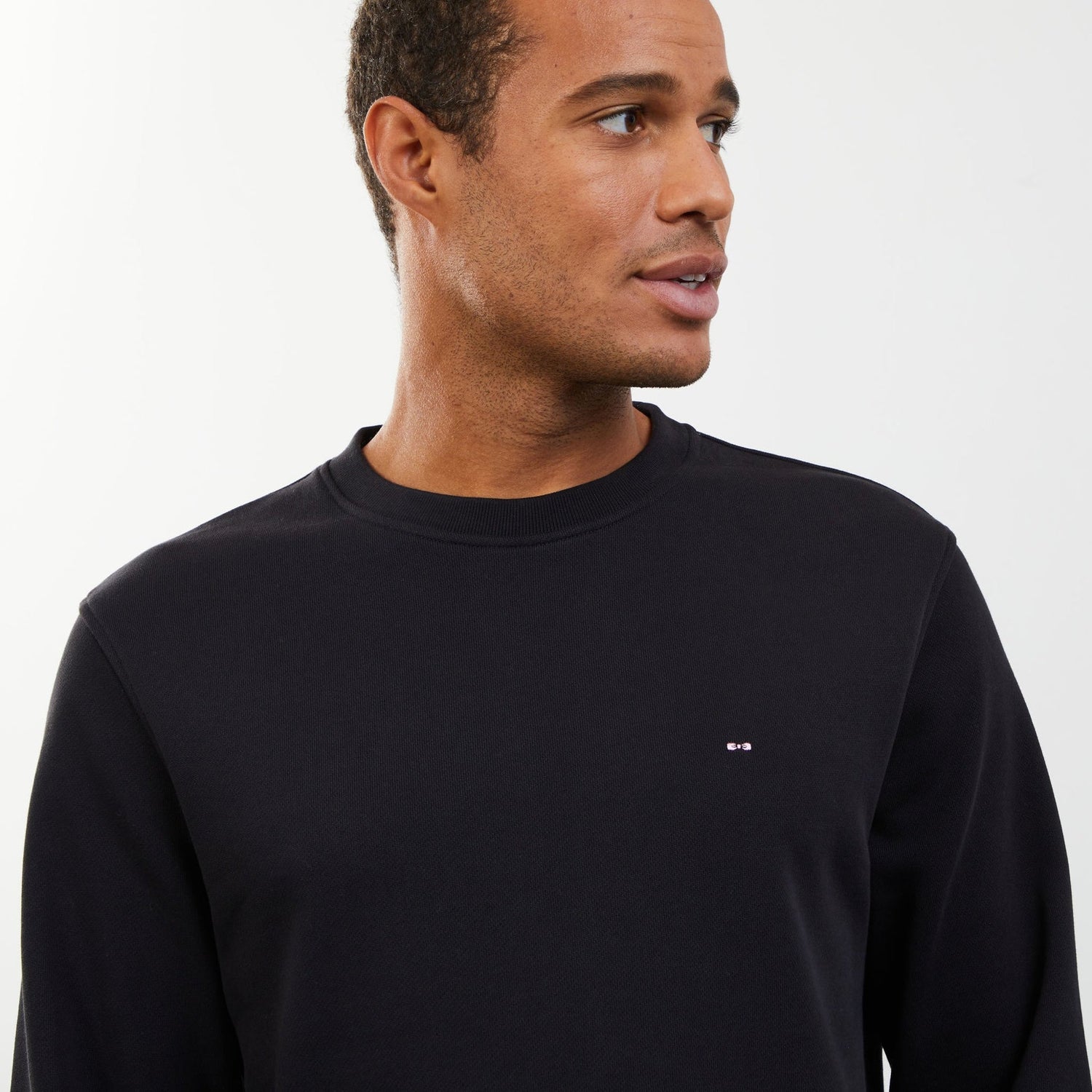 Plain Black Round-Neck Sweatshirt_H23MAISW0069_NO_06