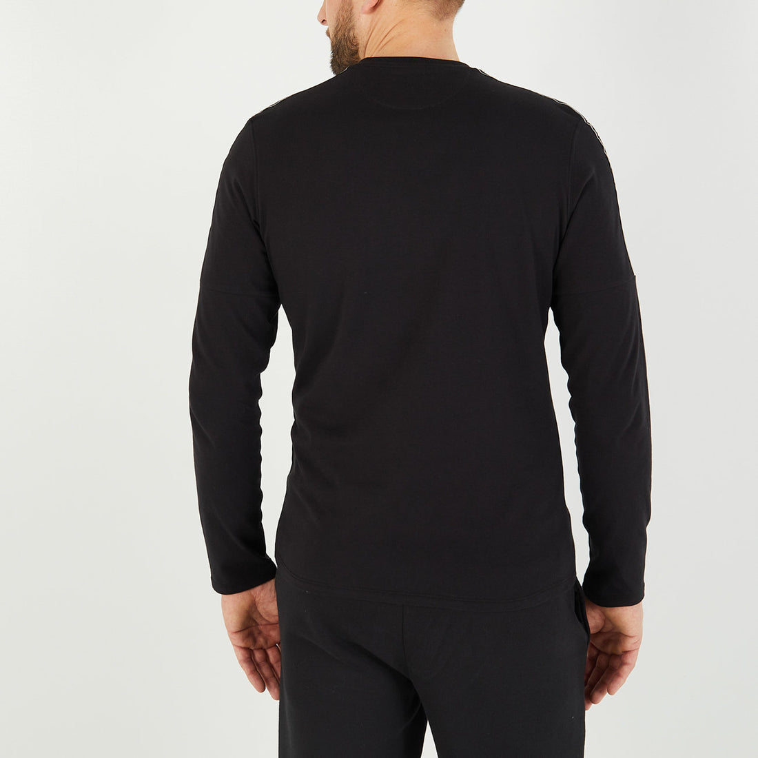 Black Long-Sleeved T-Shirt With New Zealand Logo_H23MAITL0017_NO_02