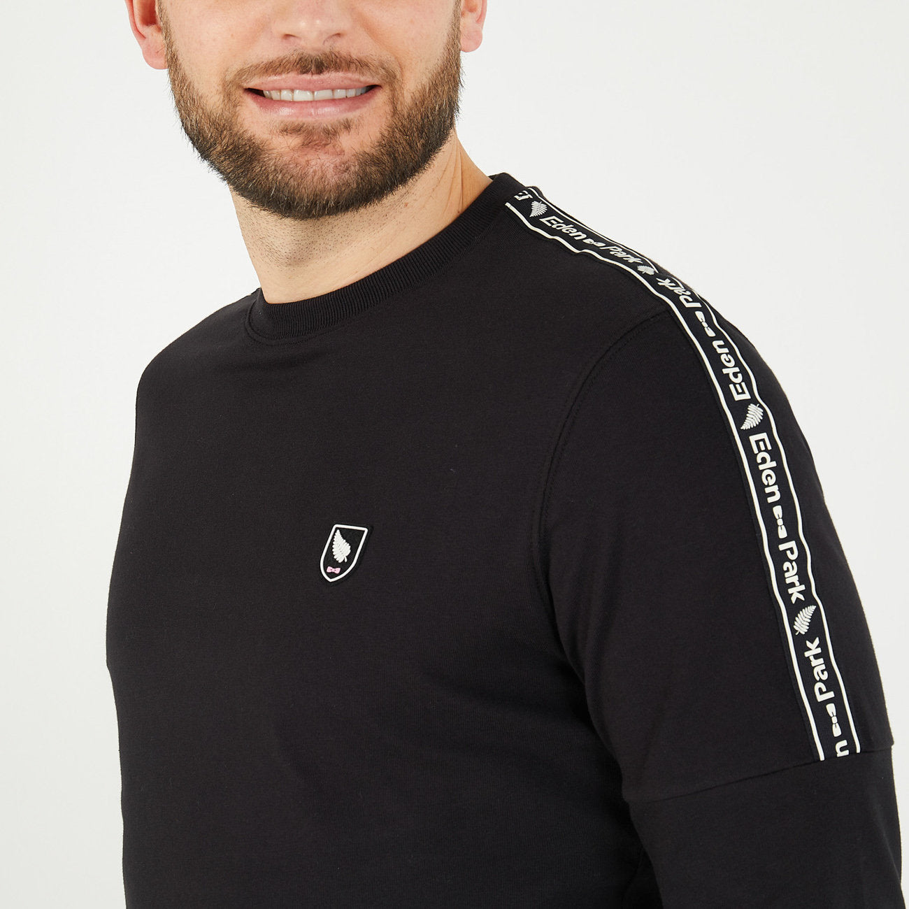 Black Long-Sleeved T-Shirt With New Zealand Logo_H23MAITL0017_NO_03