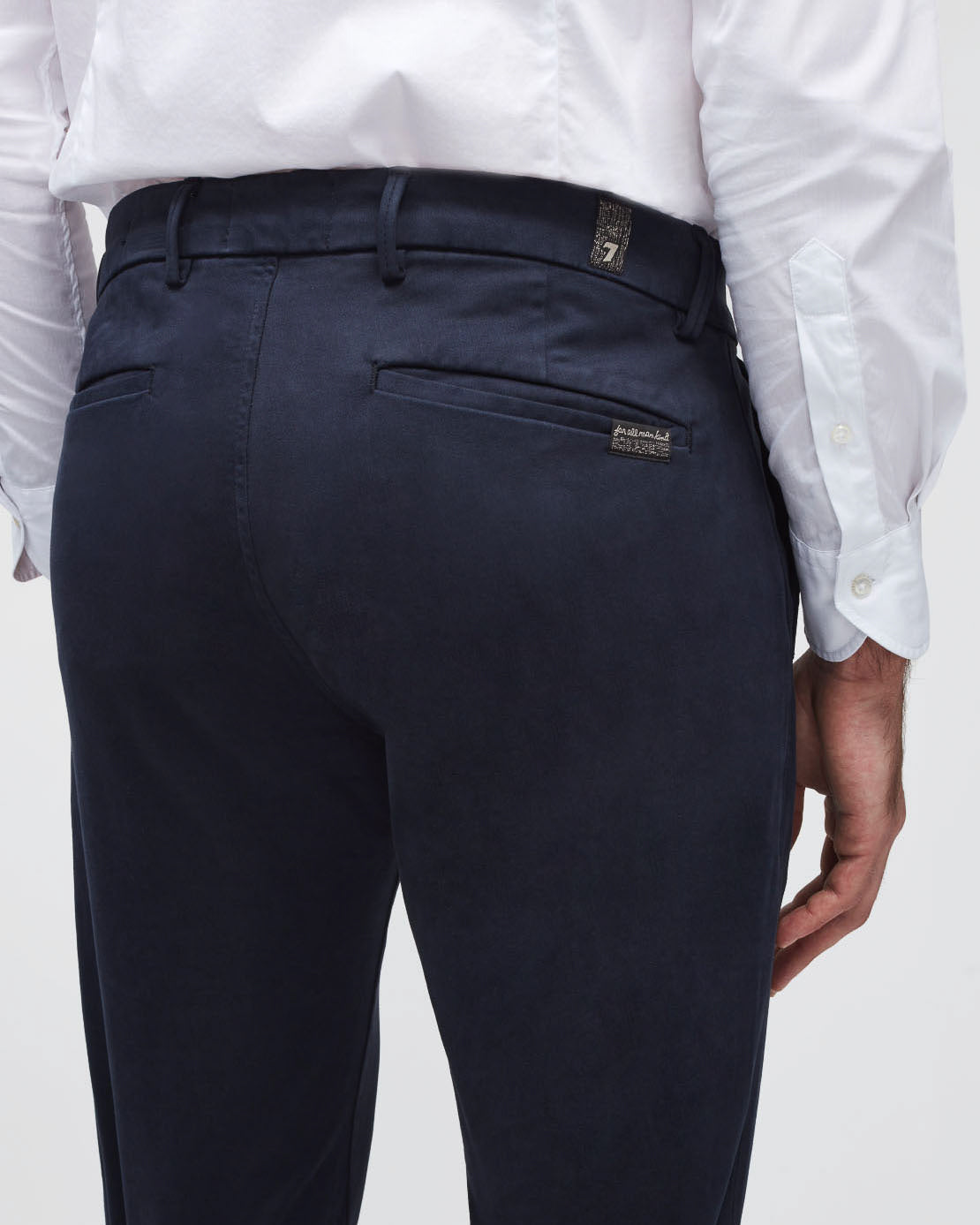 Dark Blue Slimmy Chino Tap. Luxe Performance Sateen Navy 7 For All Mankind