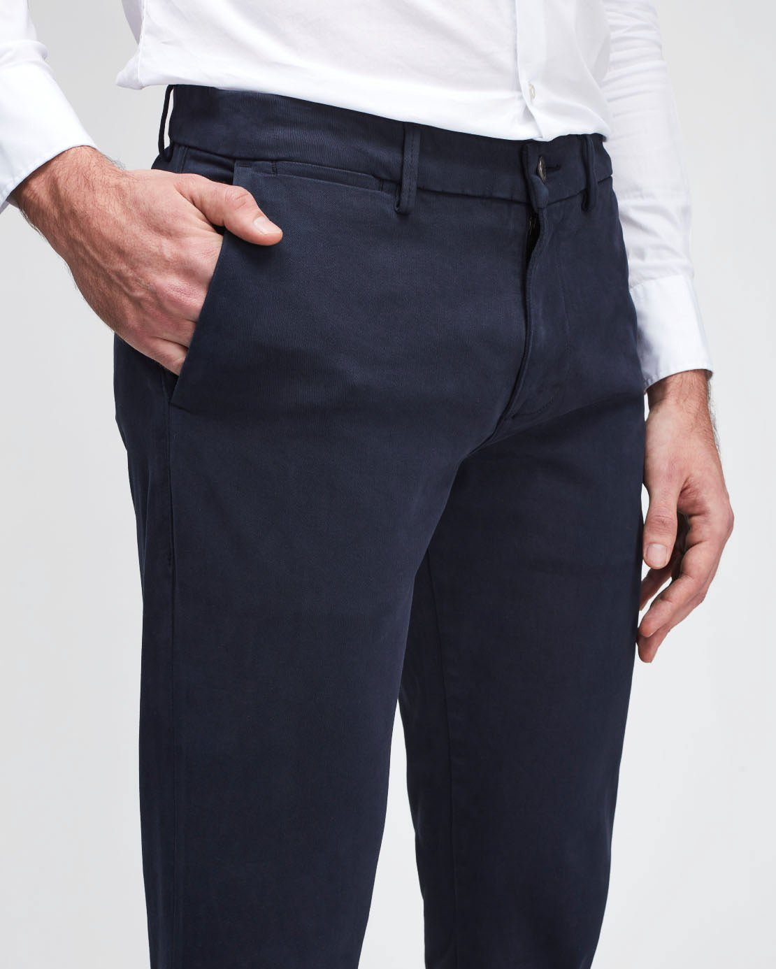 Dark Blue Slimmy Chino Tap. Luxe Performance Sateen Navy 7 For All Mankind