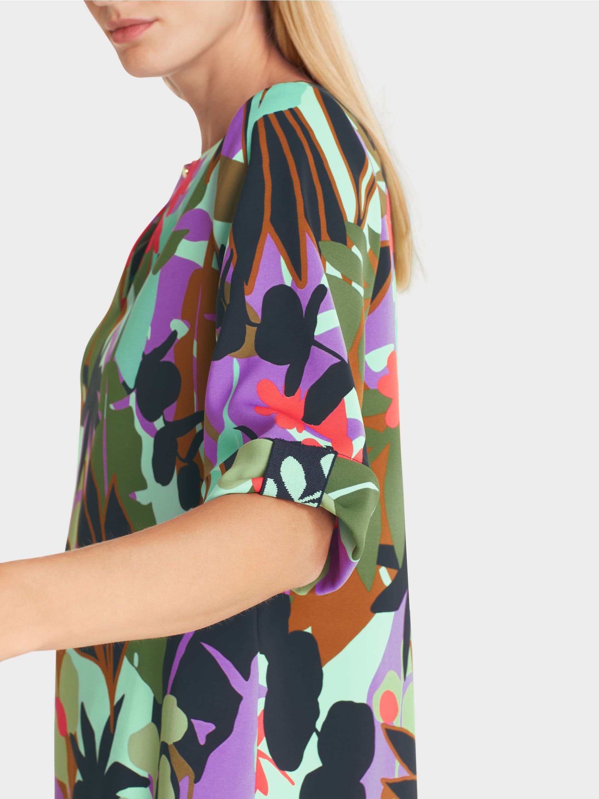Blouse With A Colourful Leaf Pattern_WC 51.07 W02_562_04