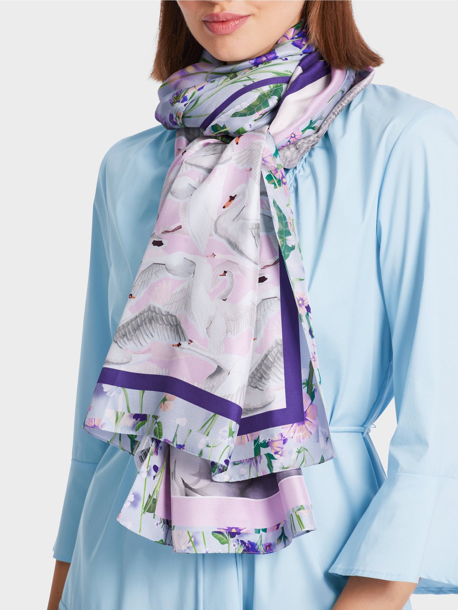 Elegant Silk Scarf With Print_WC B4.15 Z19_709_03