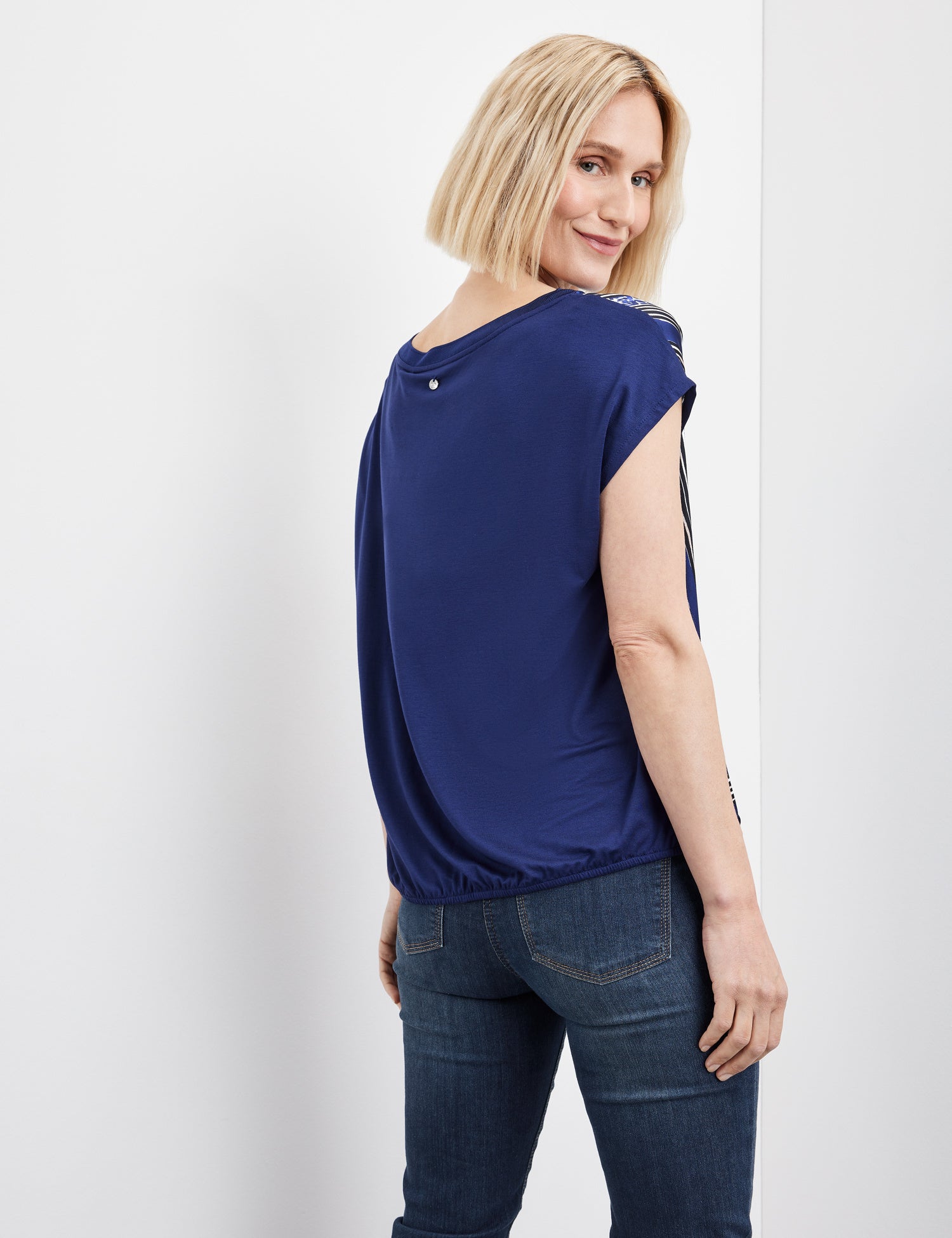 Blouse Top With A Stretchy Hem