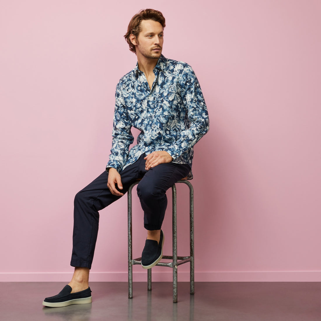 dark-blue-linen-shirt-with-a-floral-print_e23checl0049_blf3_01