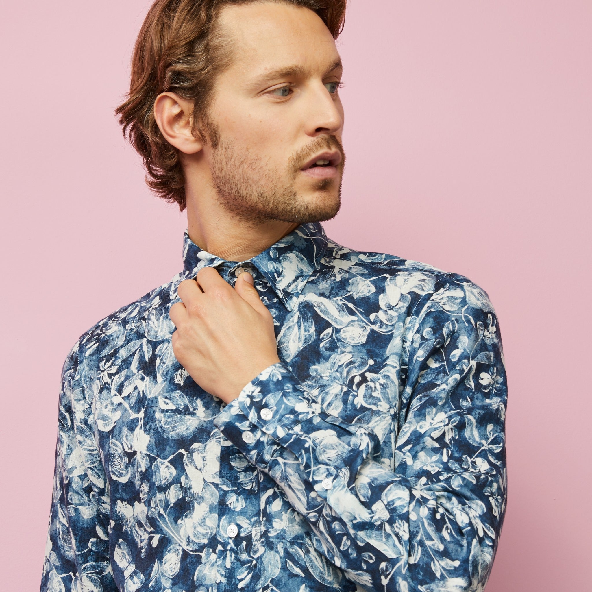 dark-blue-linen-shirt-with-a-floral-print_e23checl0049_blf3_04