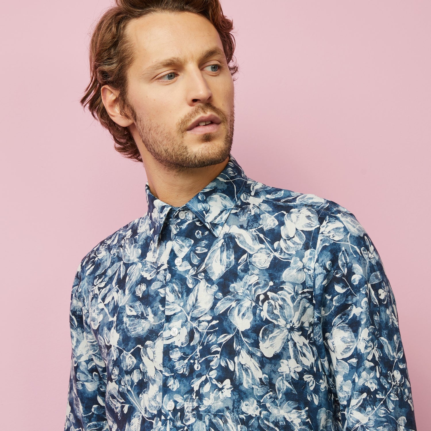 dark-blue-linen-shirt-with-a-floral-print_e23checl0049_blf3_05