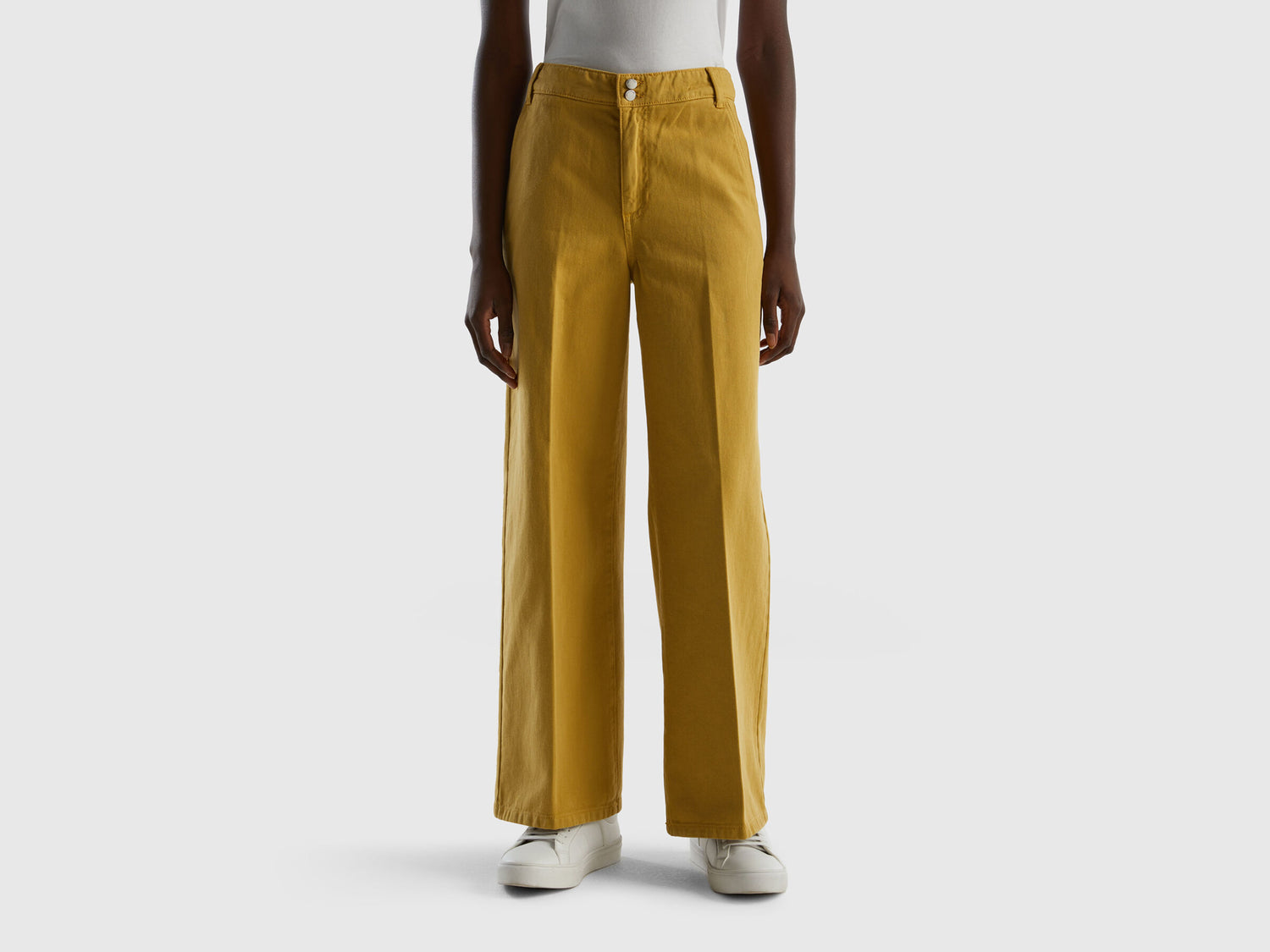 High-Waisted Trousers With Wide Leg - 02