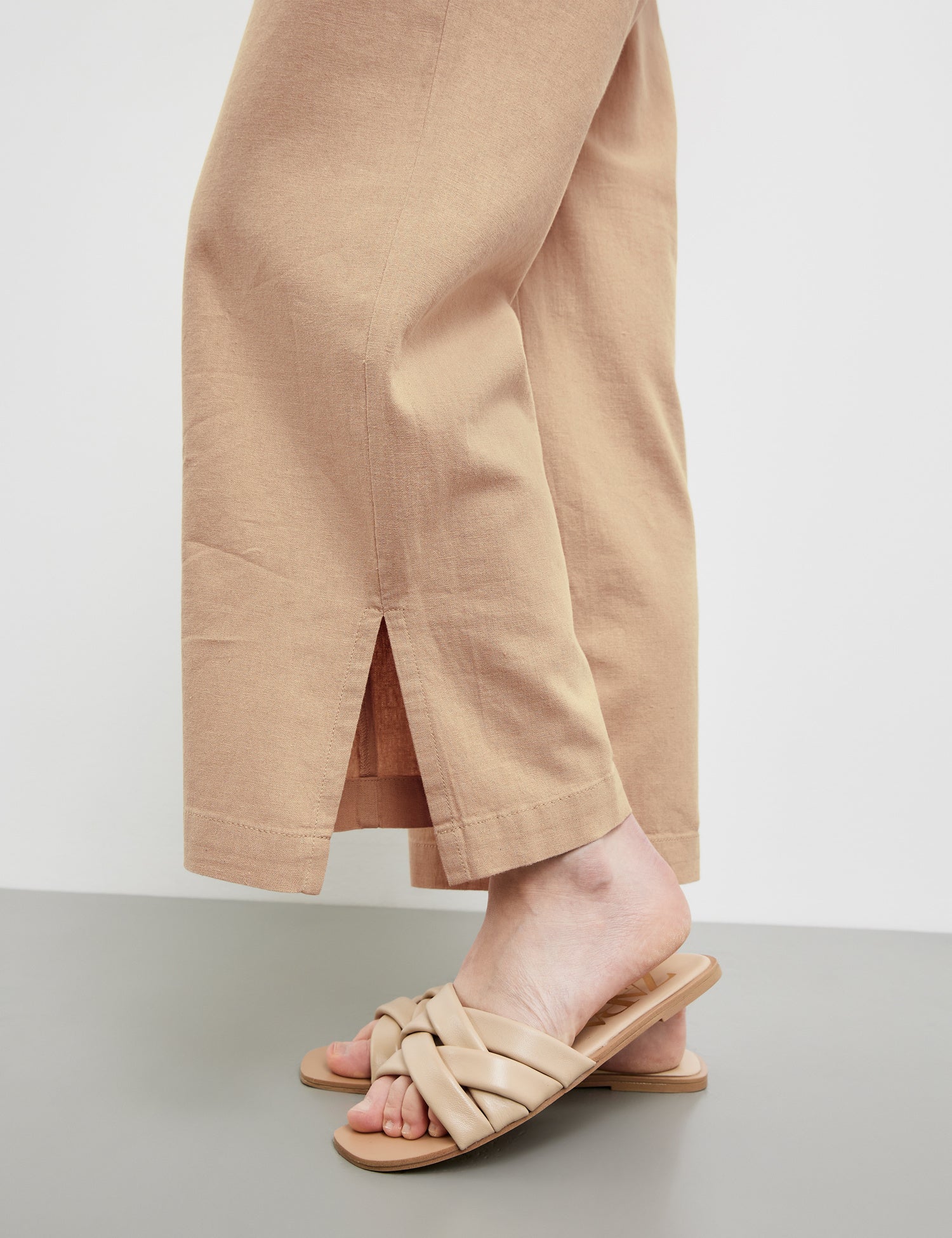 Linen Blend Trousers With A 3/4-Length, Wide Leg