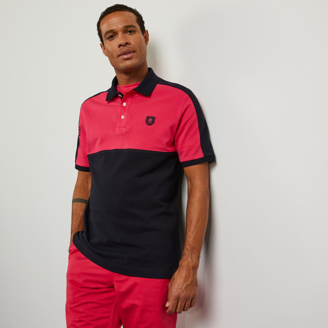 pink-colour-block-polo-with-crest-logo_e23maipc0023_rom8_02