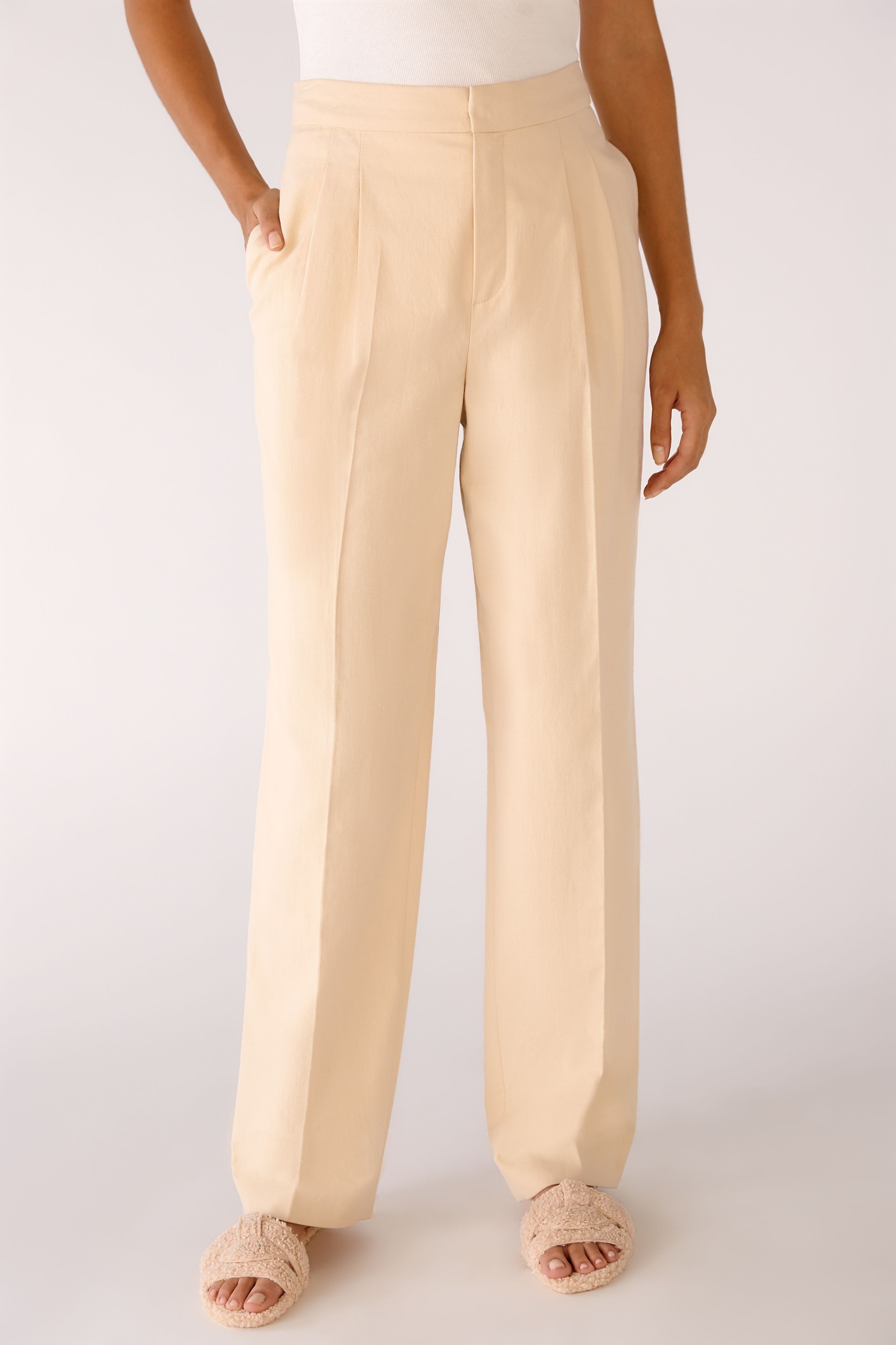 Pleated Trousers In A Light Linen Blend With Stretch