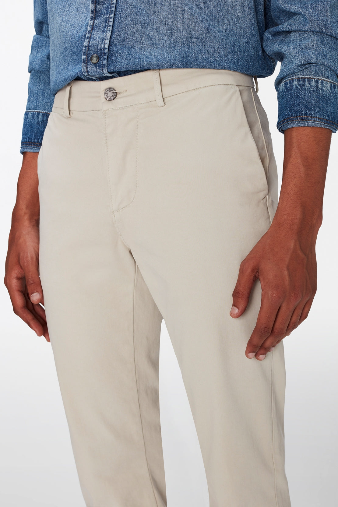 Slimmy Chino Tap. Luxe Performance Sateen Stone